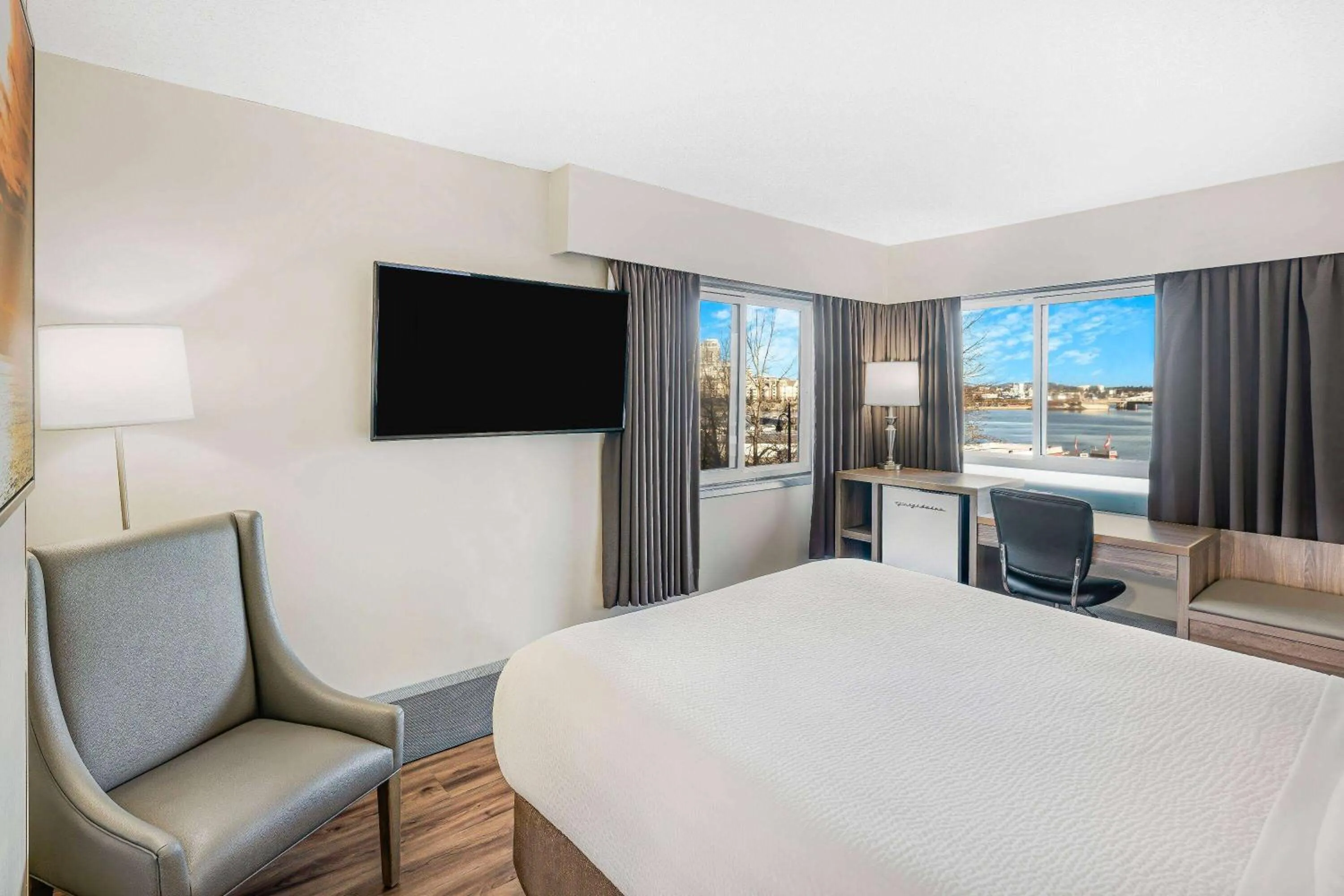 Bedroom, Bed in Days Inn by Wyndham Victoria On The Harbour