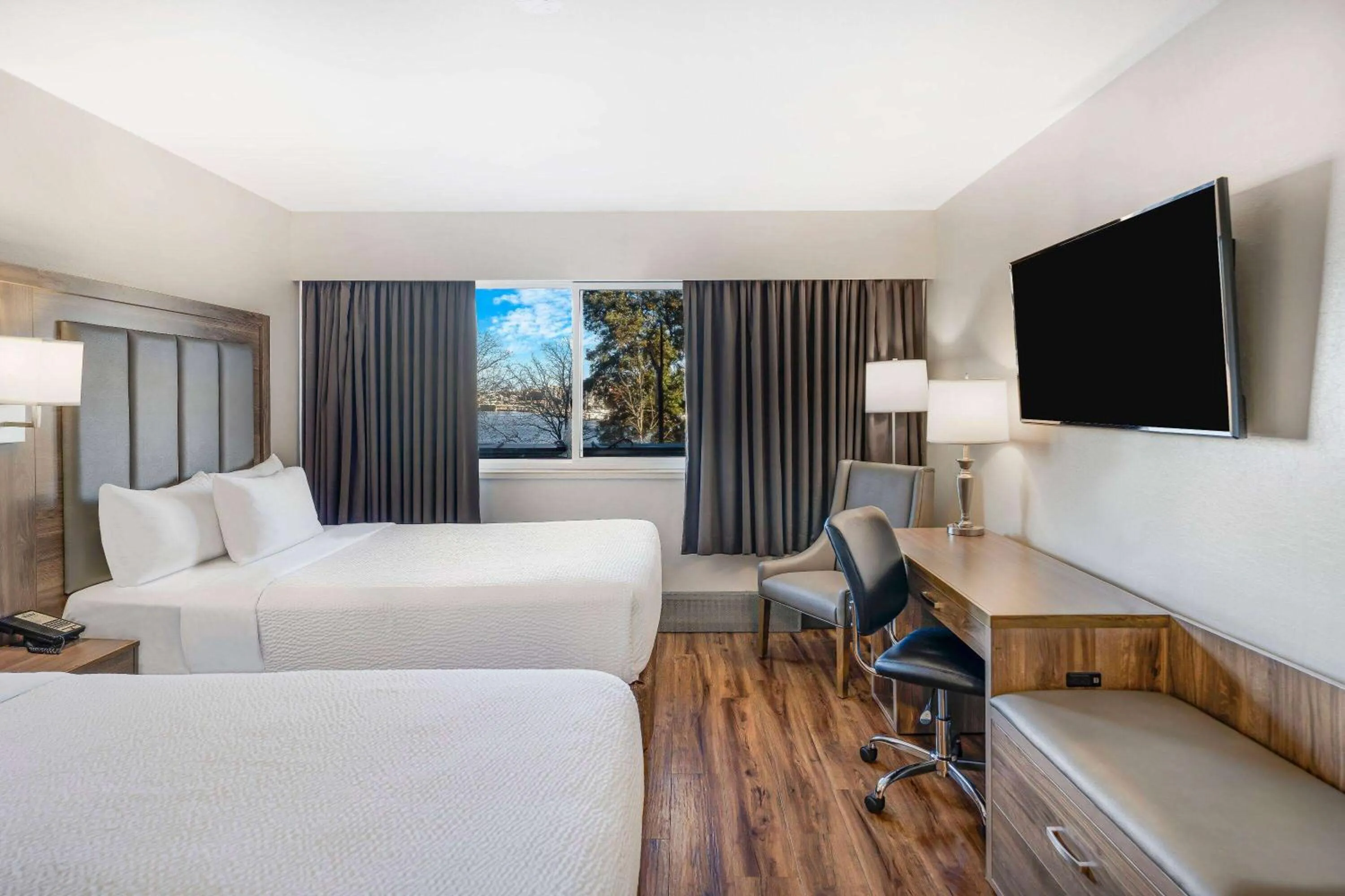 Bedroom, Bed in Days Inn by Wyndham Victoria On The Harbour