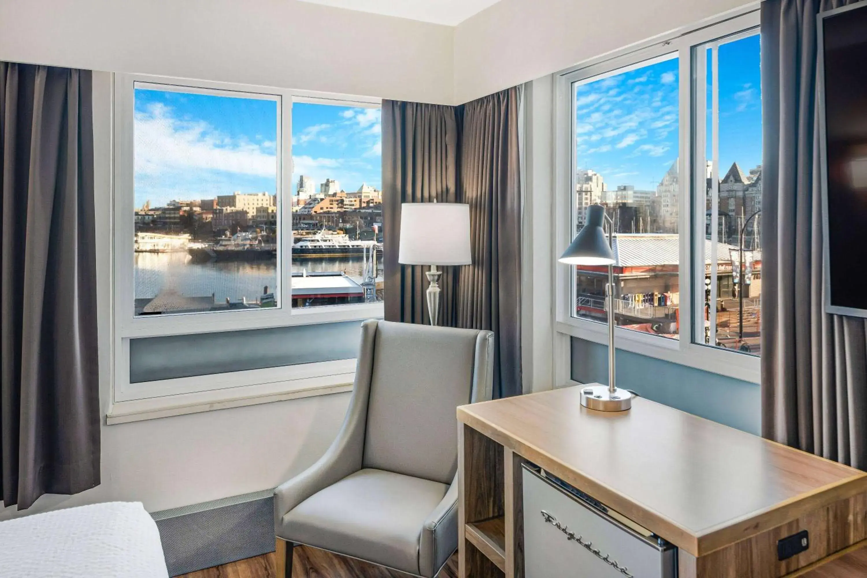 Standard King Room with Harbor View in Days Inn by Wyndham Victoria On The Harbour Standard King Room with Harbor View in Days Inn by Wyndham Victoria On The Harbour