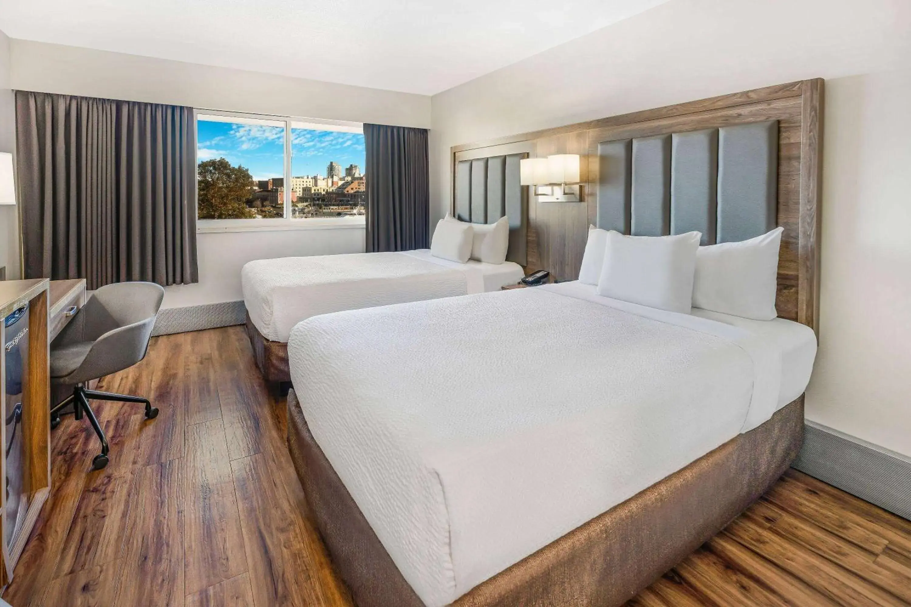 Standard Double Room with Harbor View in Days Inn by Wyndham Victoria On The Harbour Standard Double Room with Harbor View in Days Inn by Wyndham Victoria On The Harbour