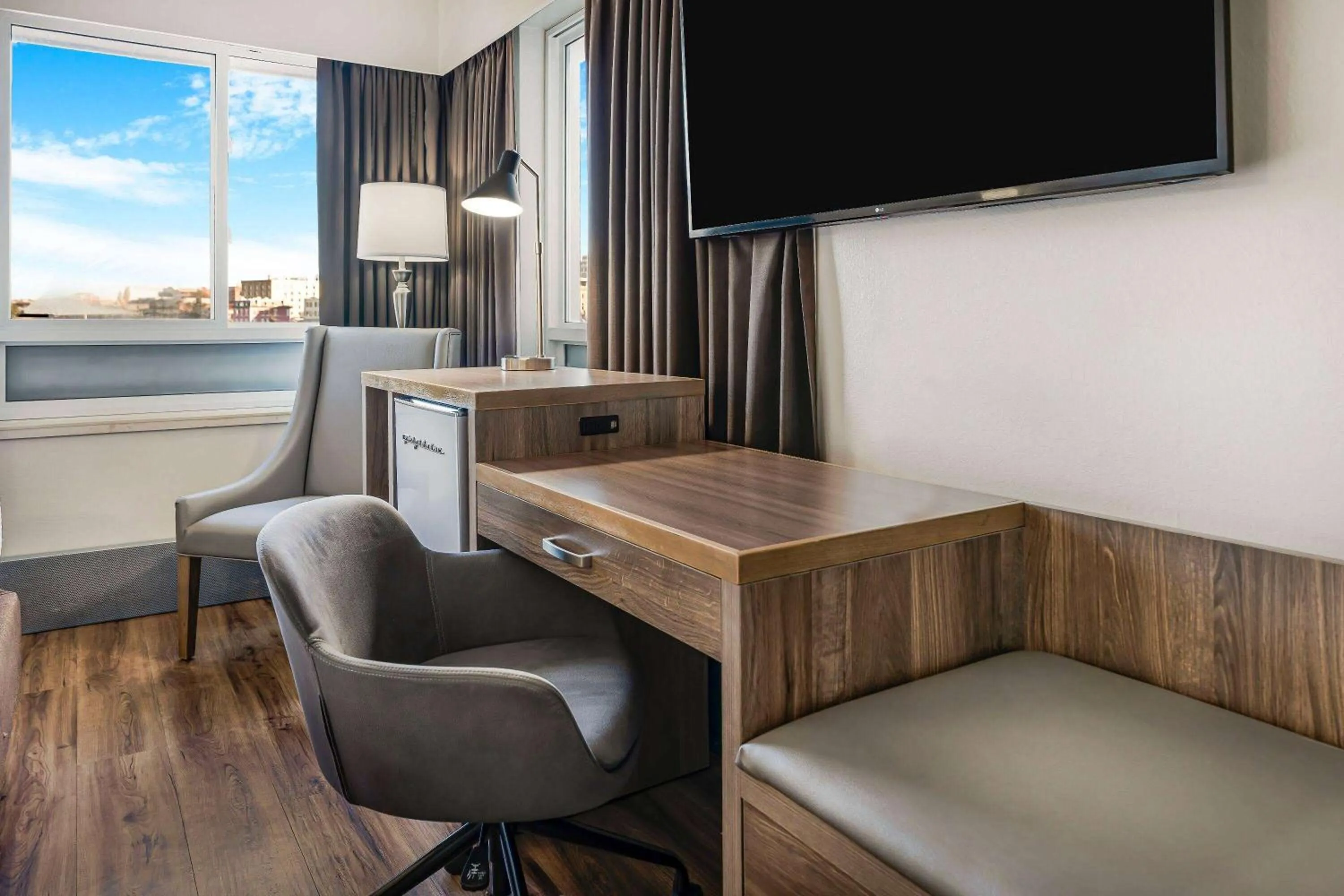 Bedroom in Days Inn by Wyndham Victoria On The Harbour