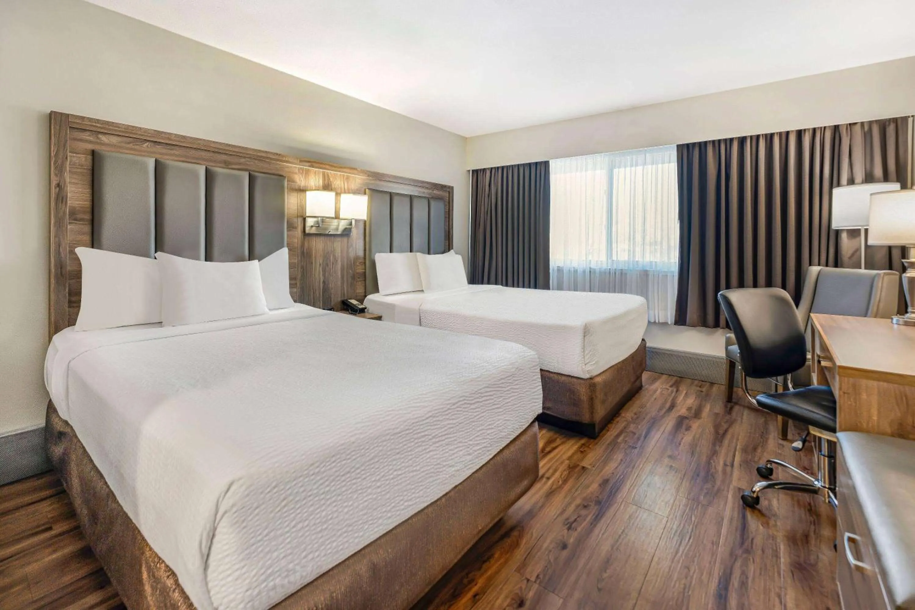 Bed in Days Inn by Wyndham Victoria On The Harbour