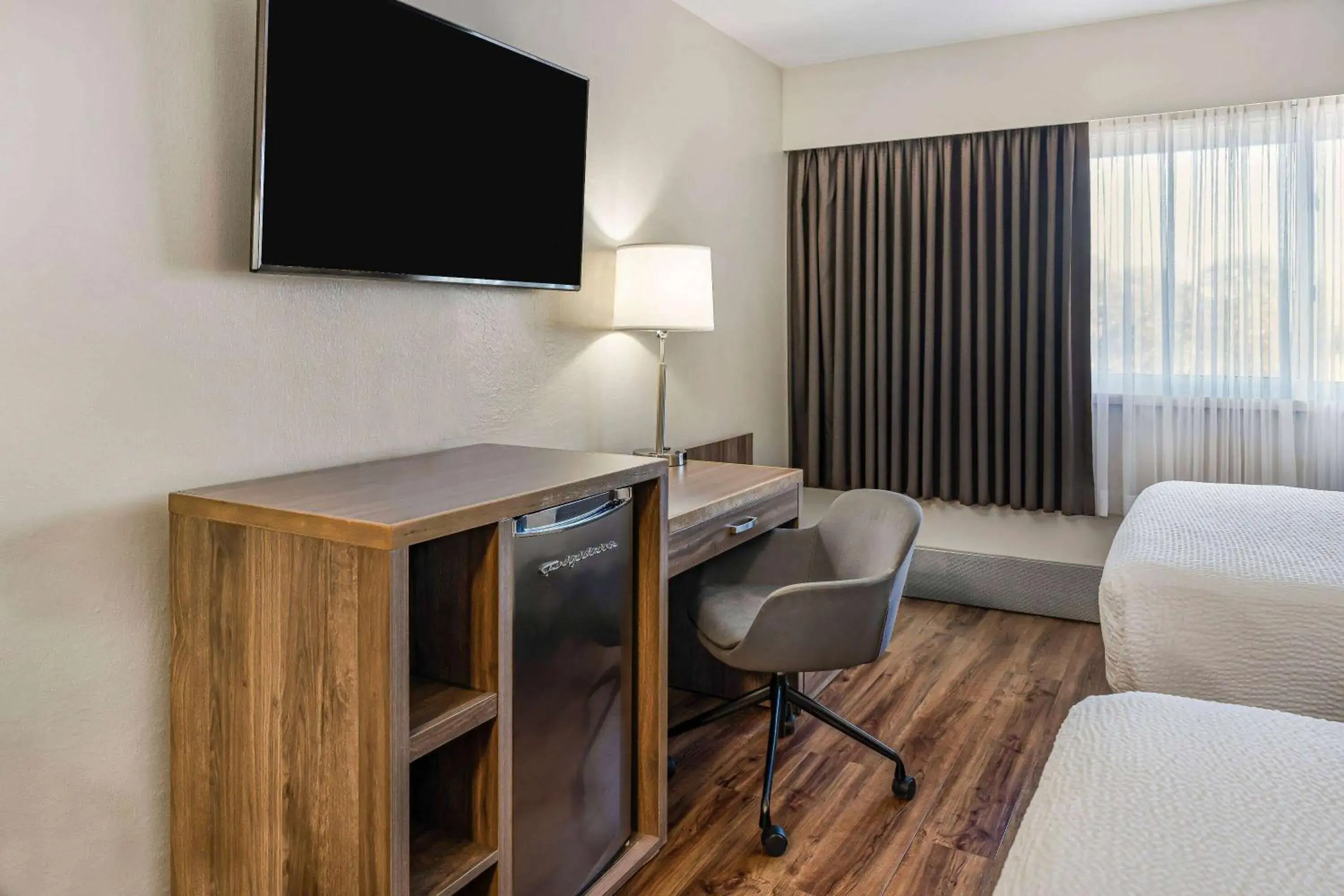 Standard Double Room with Street View in Days Inn by Wyndham Victoria On The Harbour Standard Double Room with Street View in Days Inn by Wyndham Victoria On The Harbour