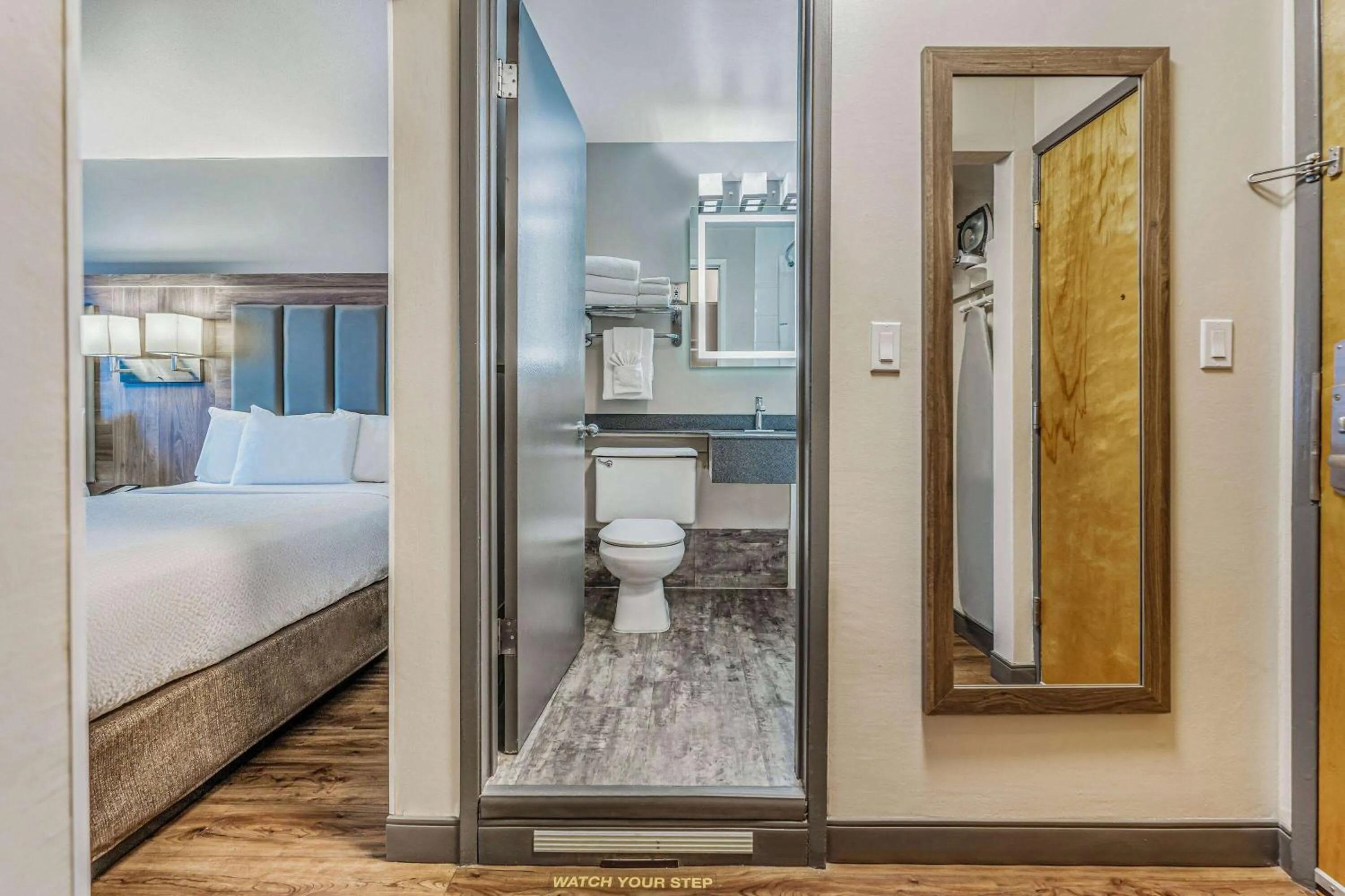 Bathroom, Bed in Days Inn by Wyndham Victoria On The Harbour