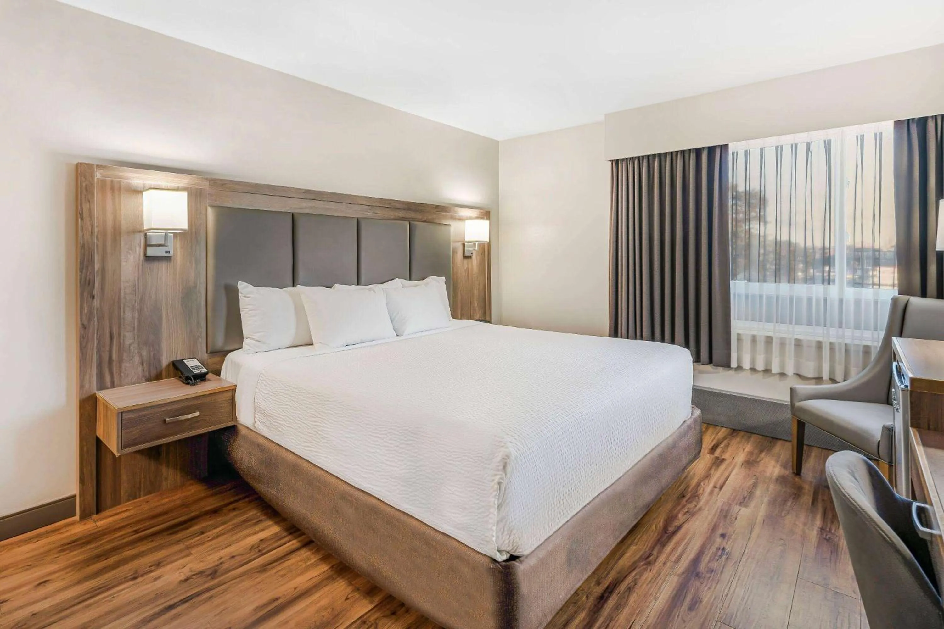 Bed in Days Inn by Wyndham Victoria On The Harbour