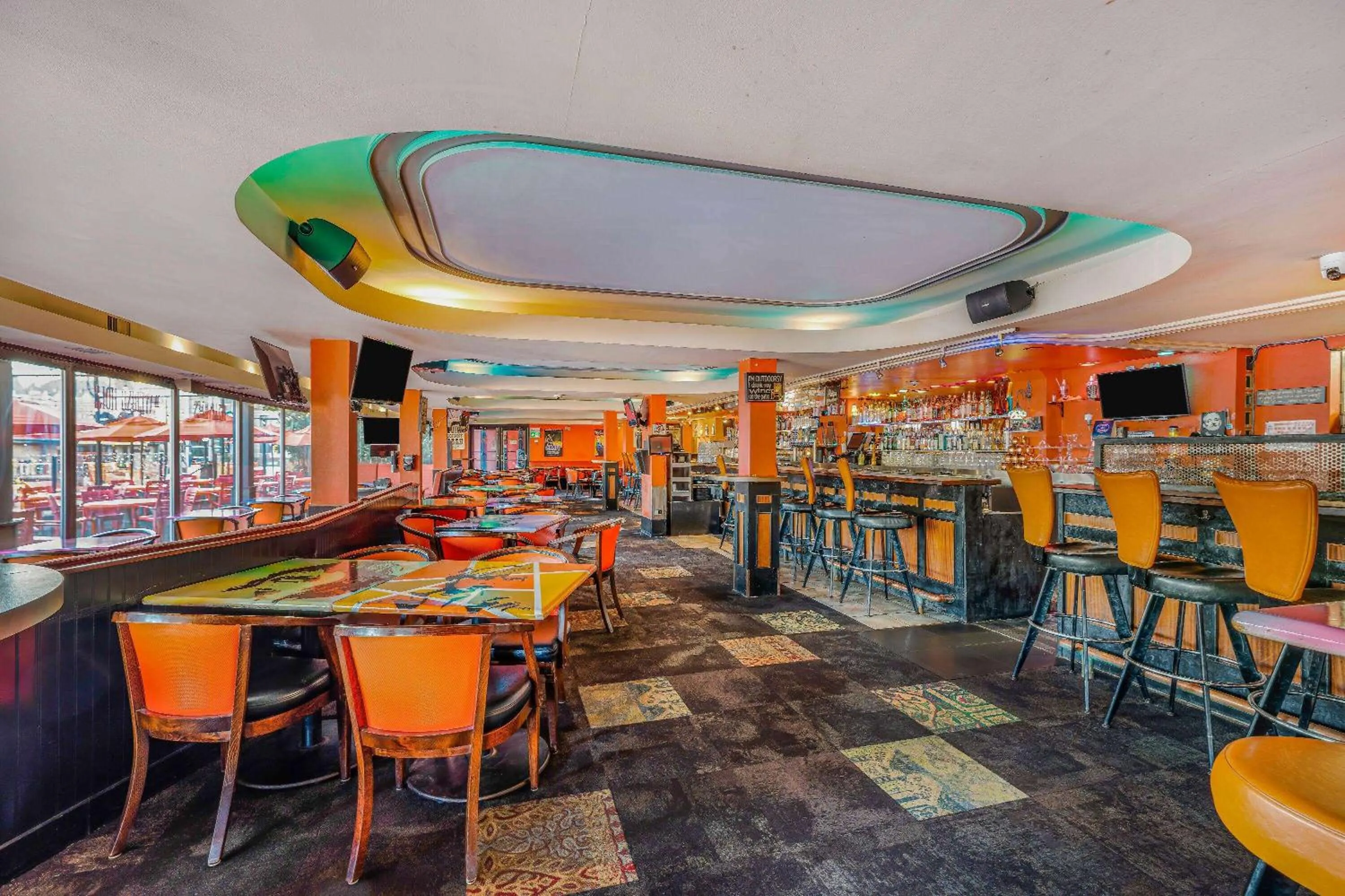 Lounge or bar in Days Inn by Wyndham Victoria On The Harbour