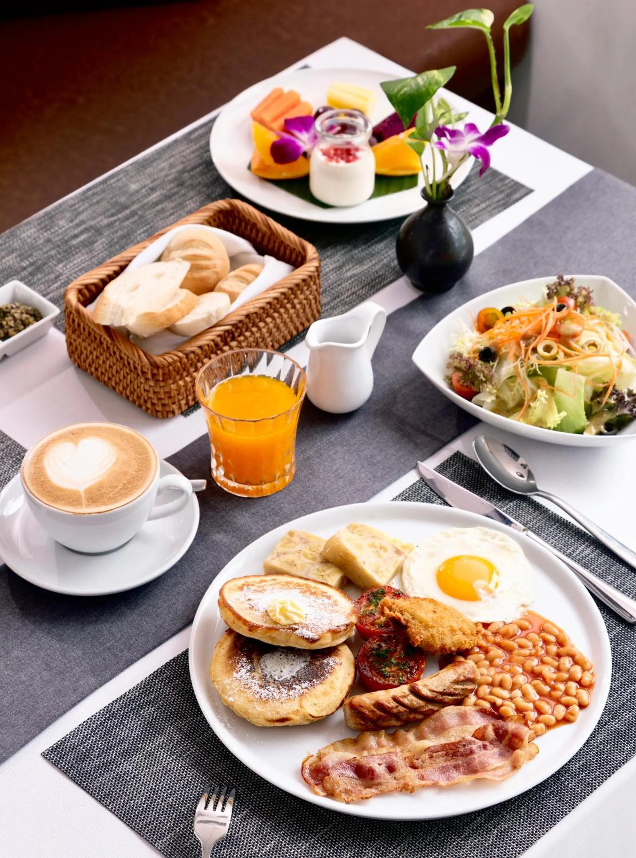 Food and drinks in Indra Hotel