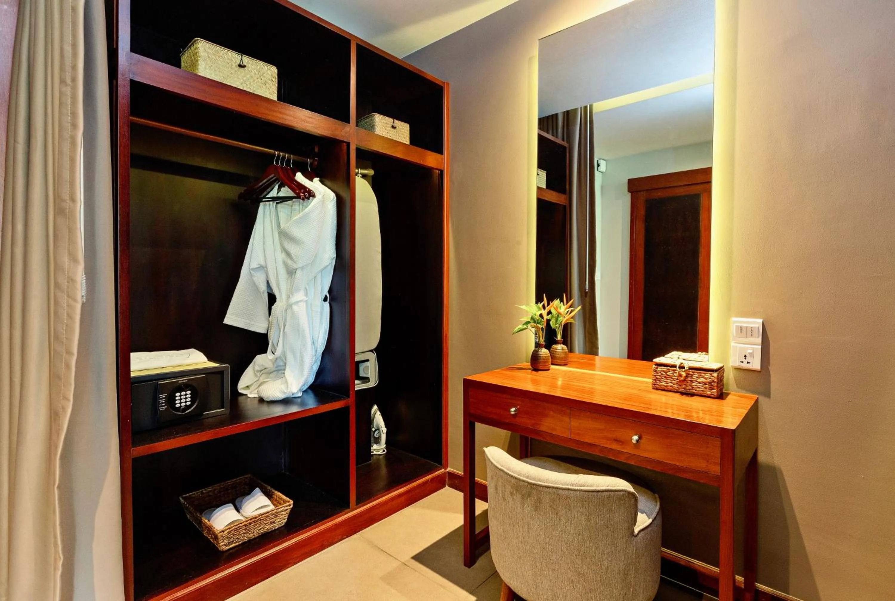 wardrobe in Indra Hotel