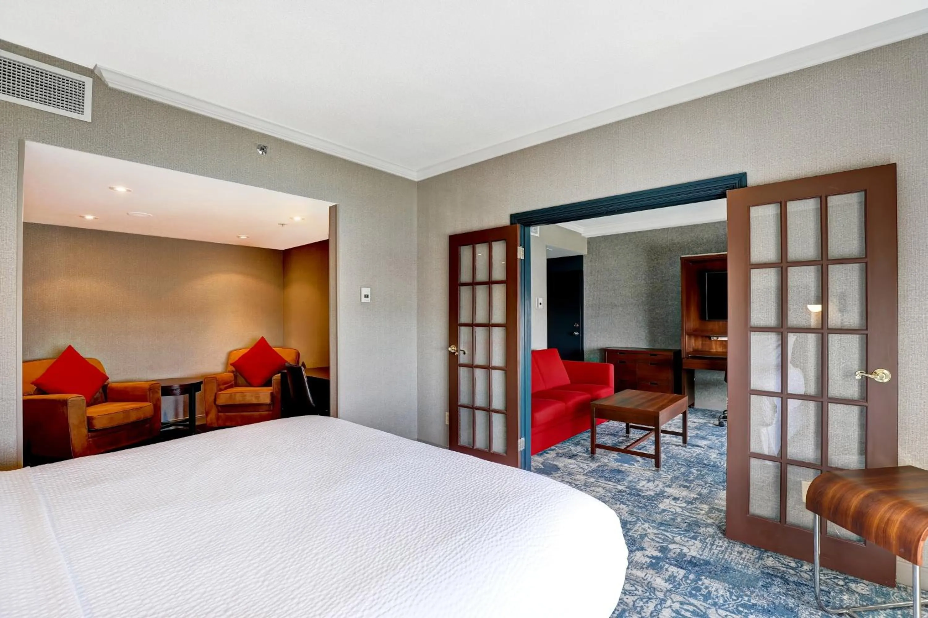 Bedroom, Bed in Four Points by Sheraton Toronto Mississauga