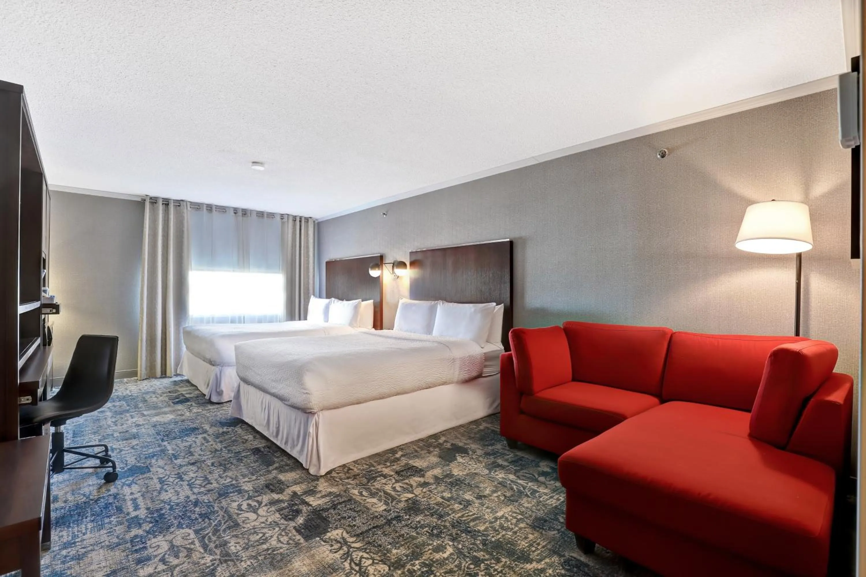 Photo of the whole room, Bed in Four Points by Sheraton Toronto Mississauga
