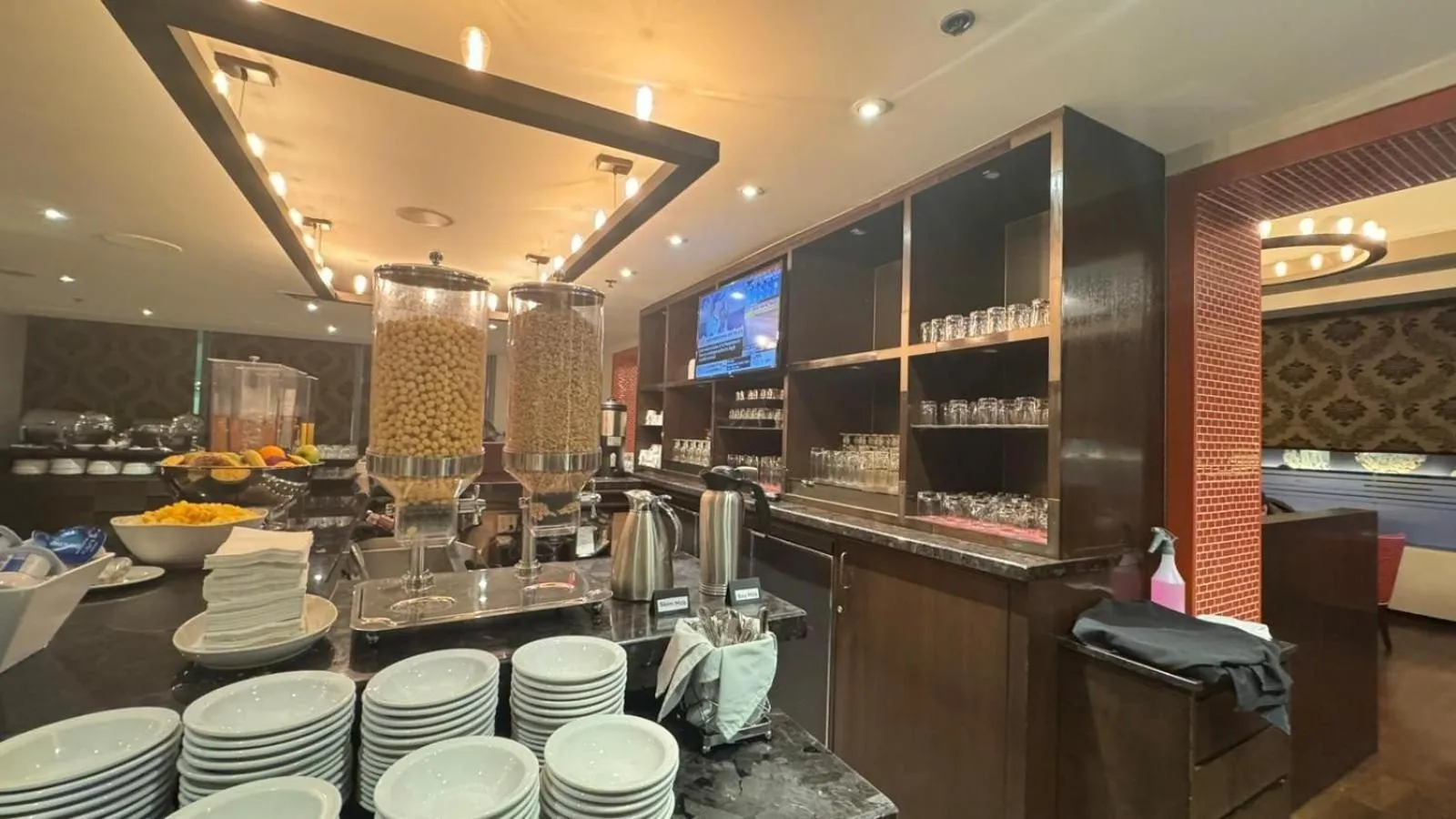 Breakfast in Cambridge Suites Toronto