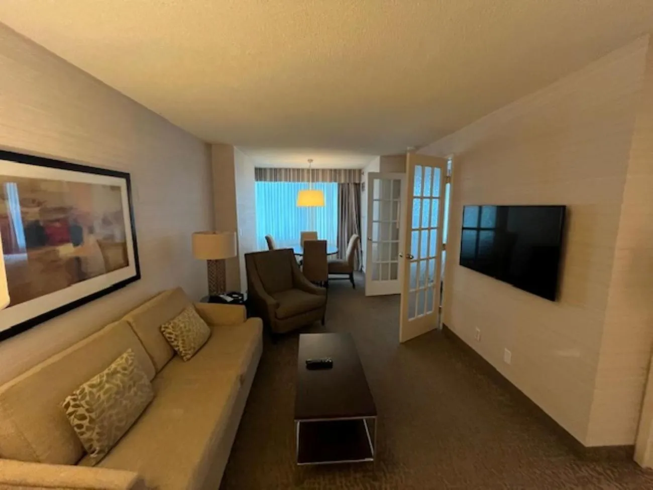TV and multimedia in Cambridge Suites Toronto