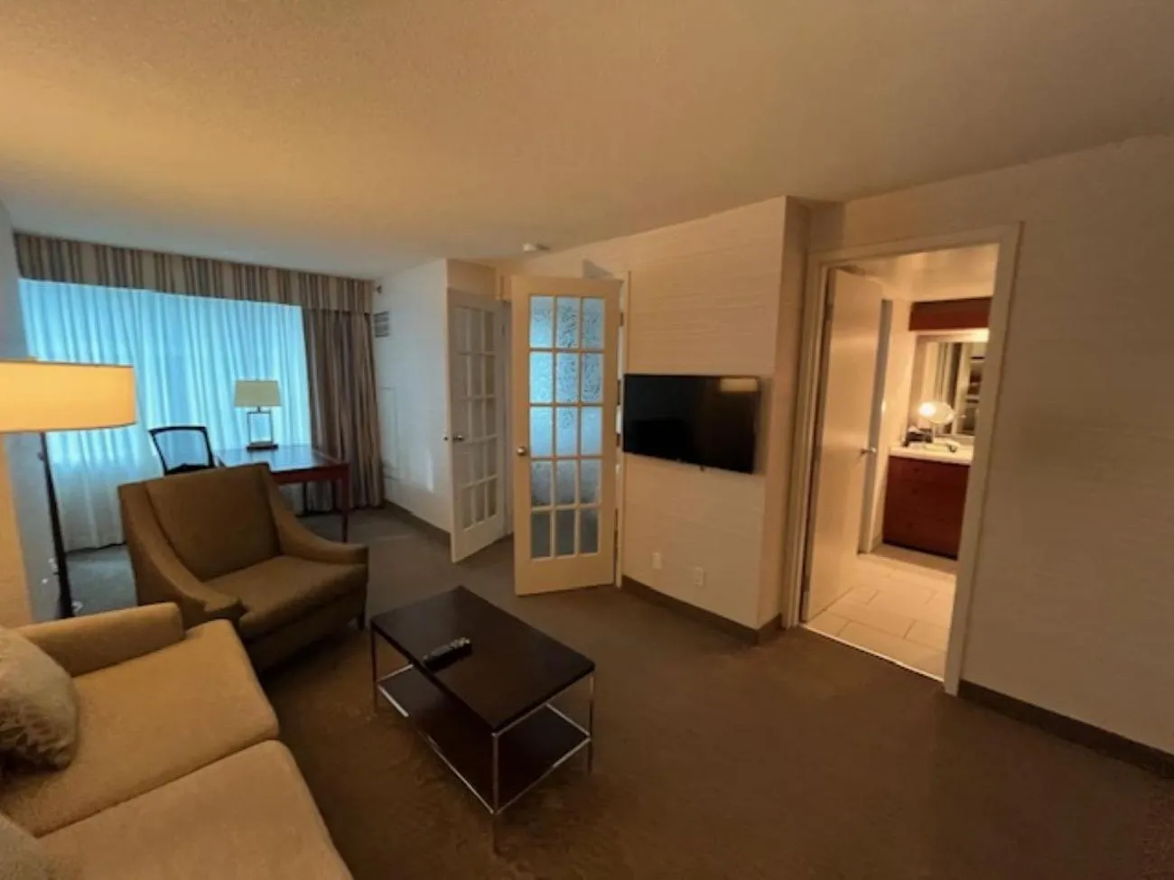 TV and multimedia in Cambridge Suites Toronto