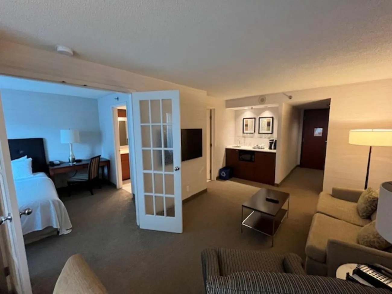 TV and multimedia in Cambridge Suites Toronto