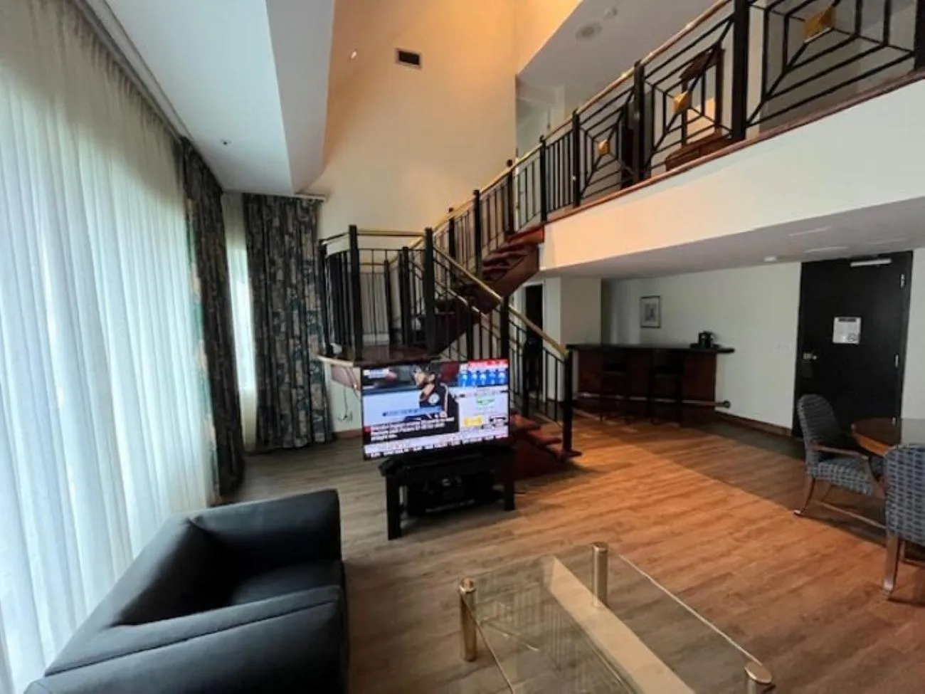 TV and multimedia in Cambridge Suites Toronto