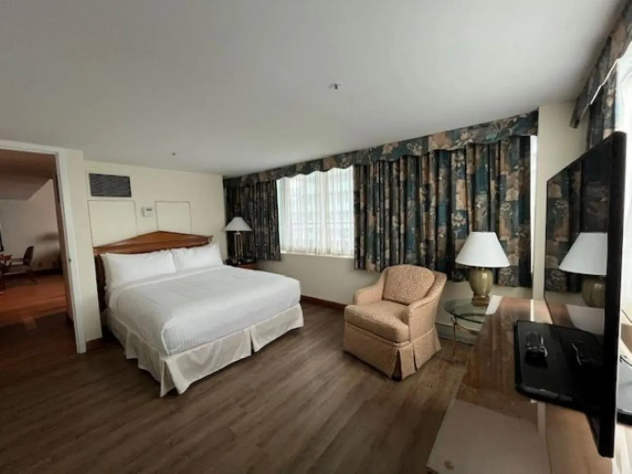 Bed in Cambridge Suites Toronto