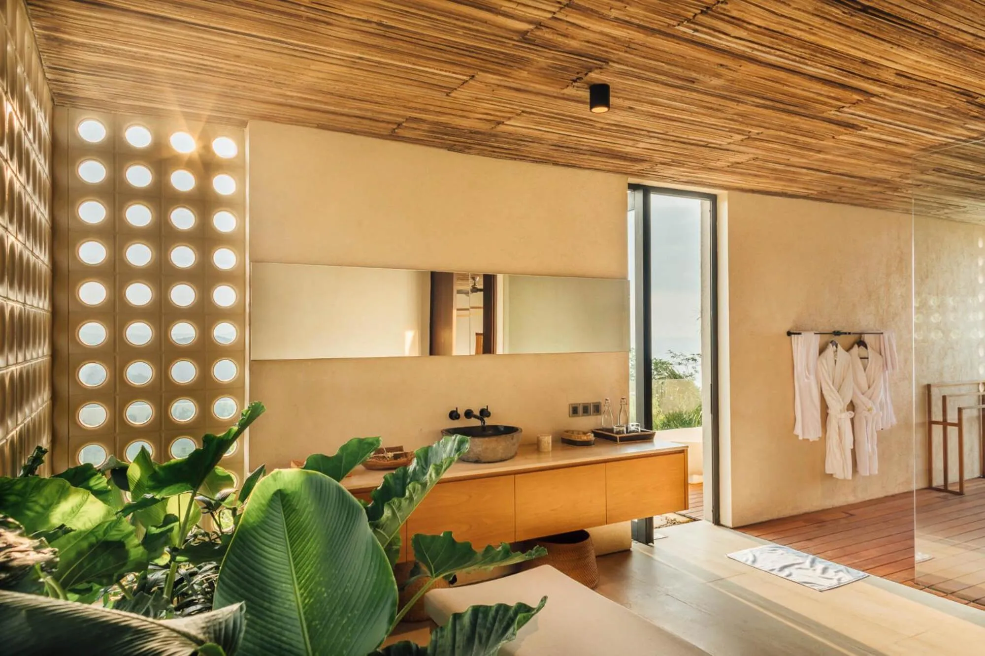 Bathroom, Bed in Tampah Hills