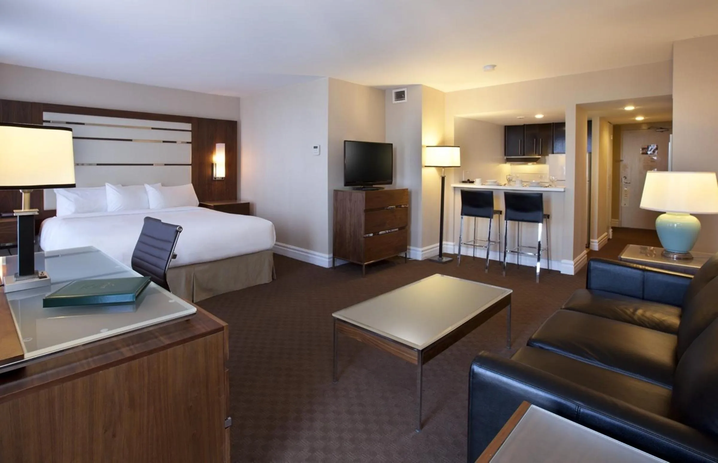 Kitchen or kitchenette, Bed in Hôtel Le Cantlie Suites