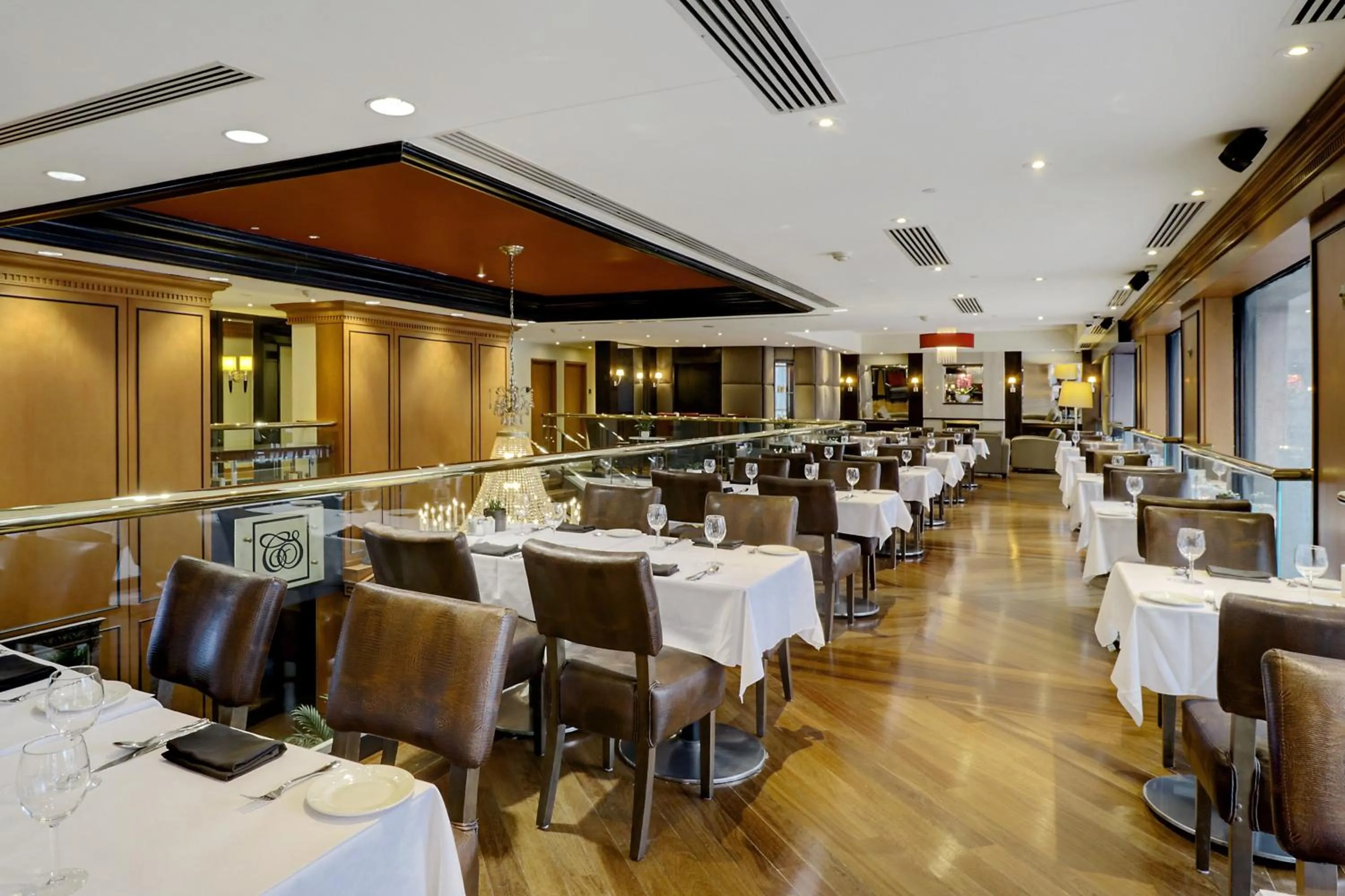 Restaurant/places to eat in Hôtel Le Cantlie Suites