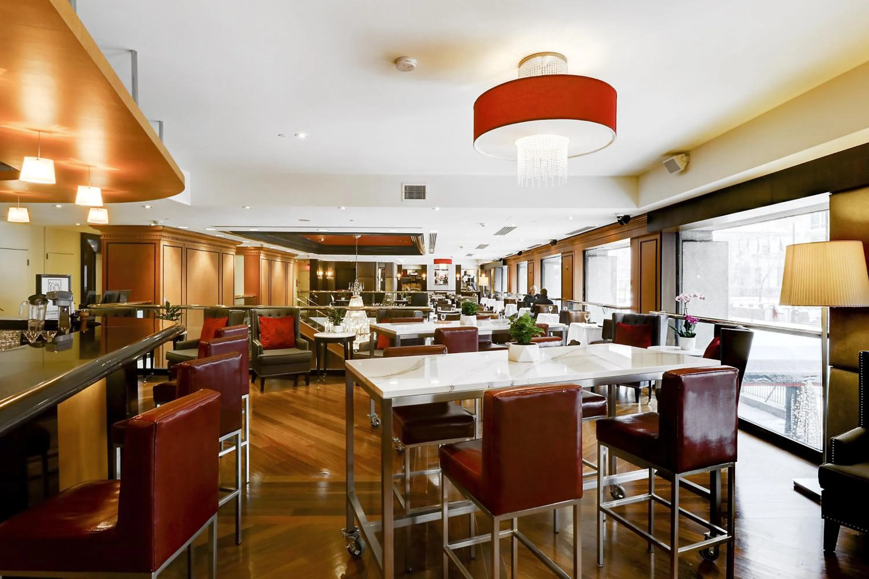 Restaurant/places to eat in Hôtel Le Cantlie Suites