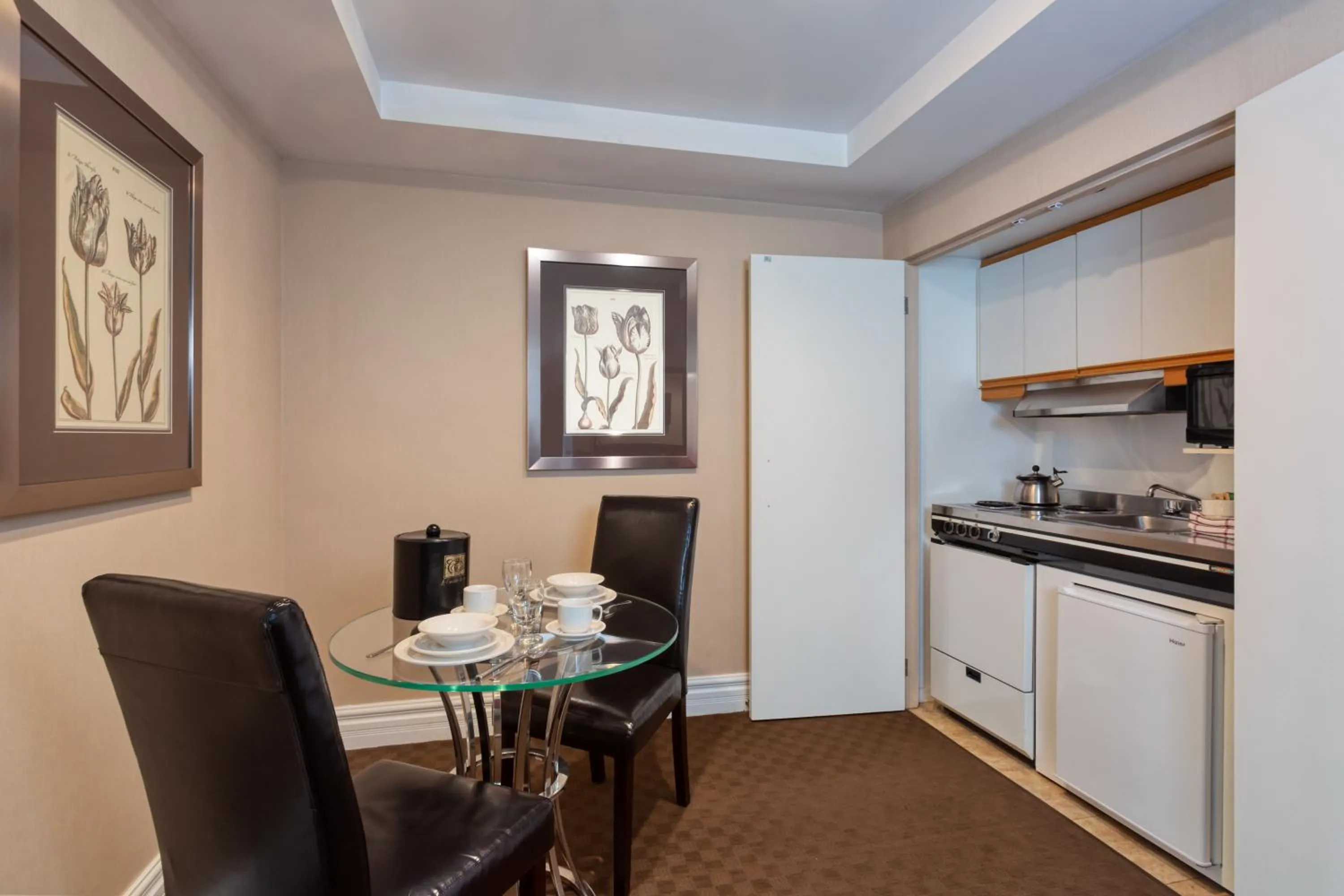 Kitchen or kitchenette in Hôtel Le Cantlie Suites
