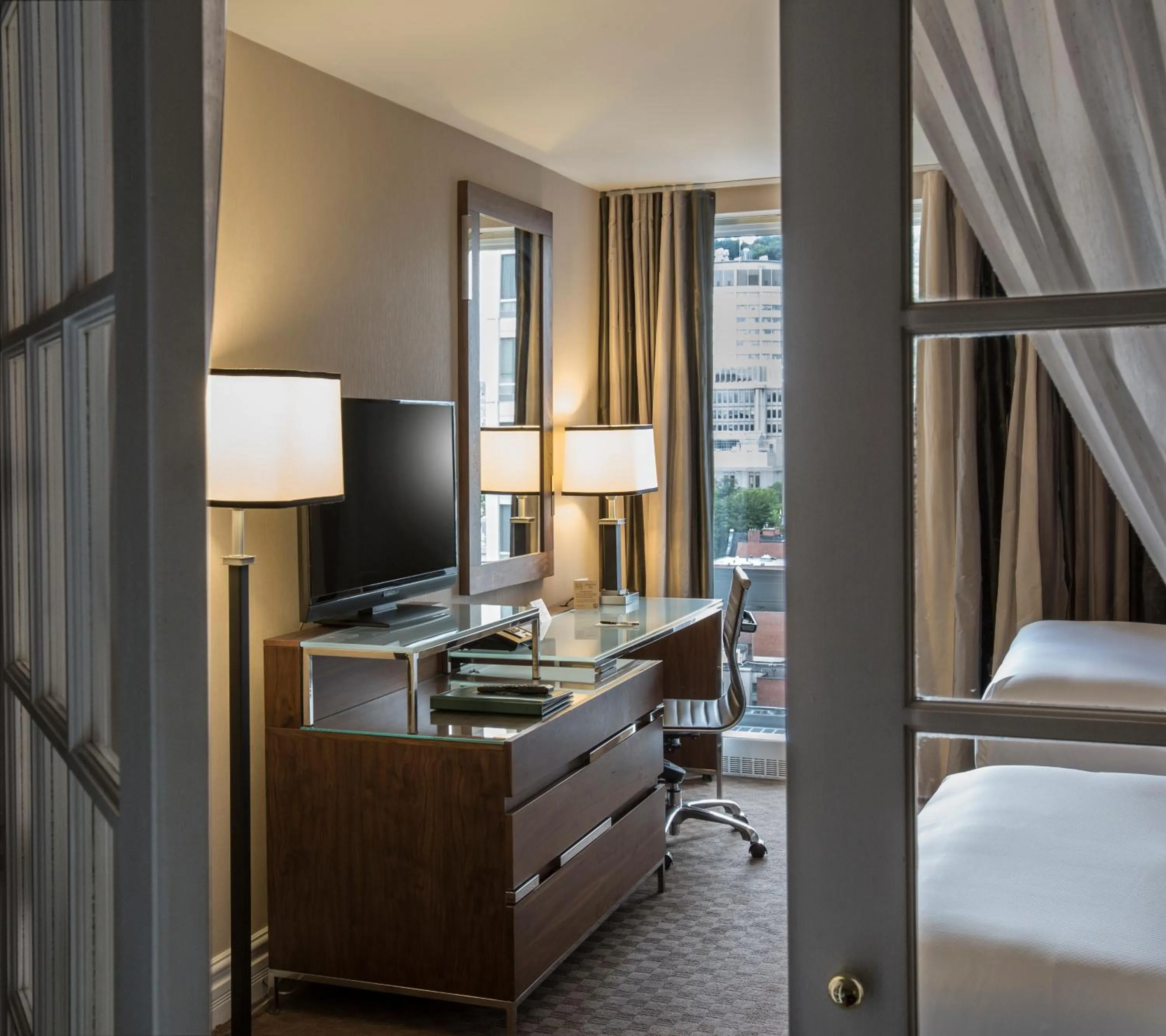 Guests, Bed in Hôtel Le Cantlie Suites