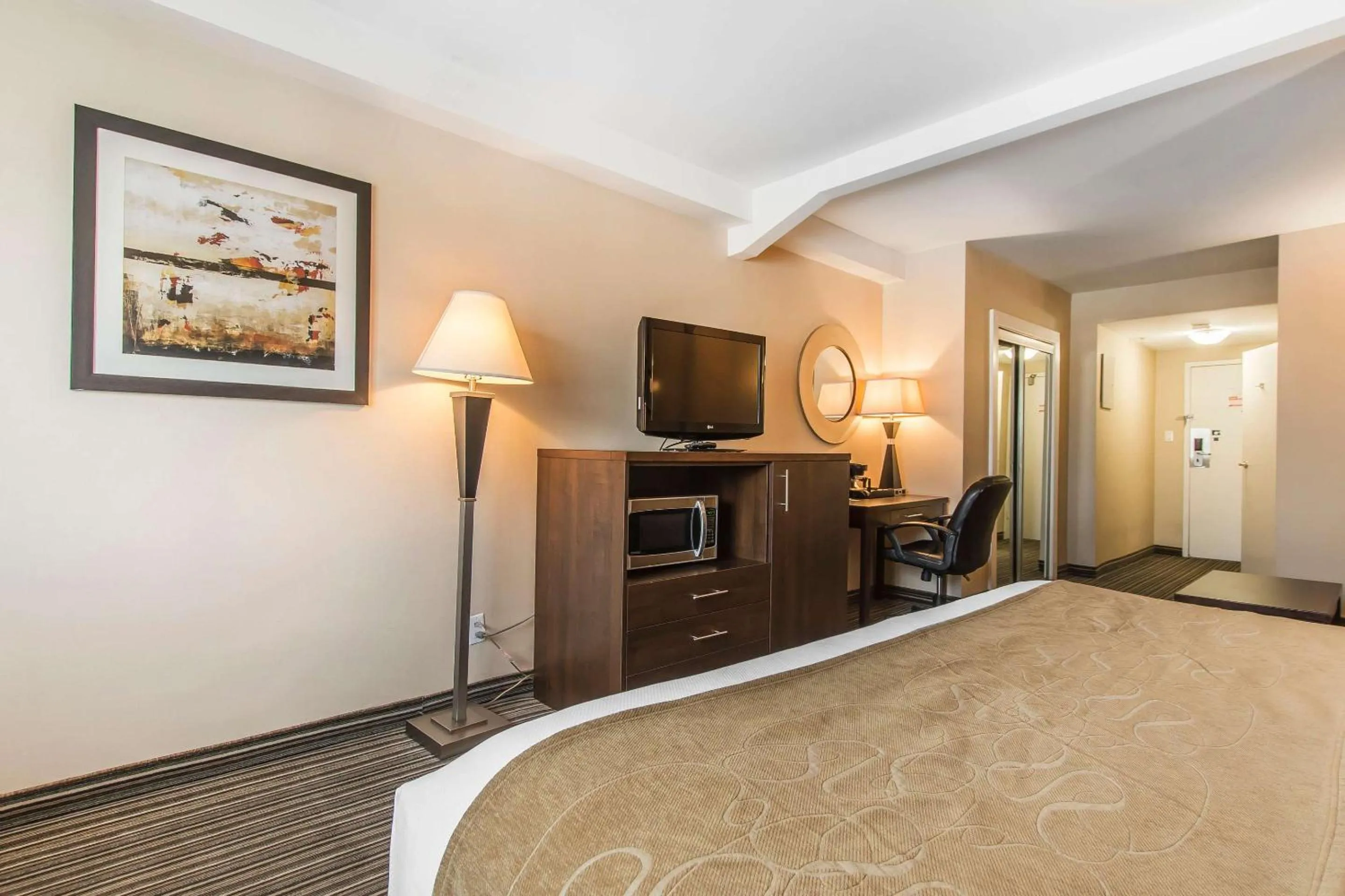 Bedroom, Bed in Comfort Suites Downtown