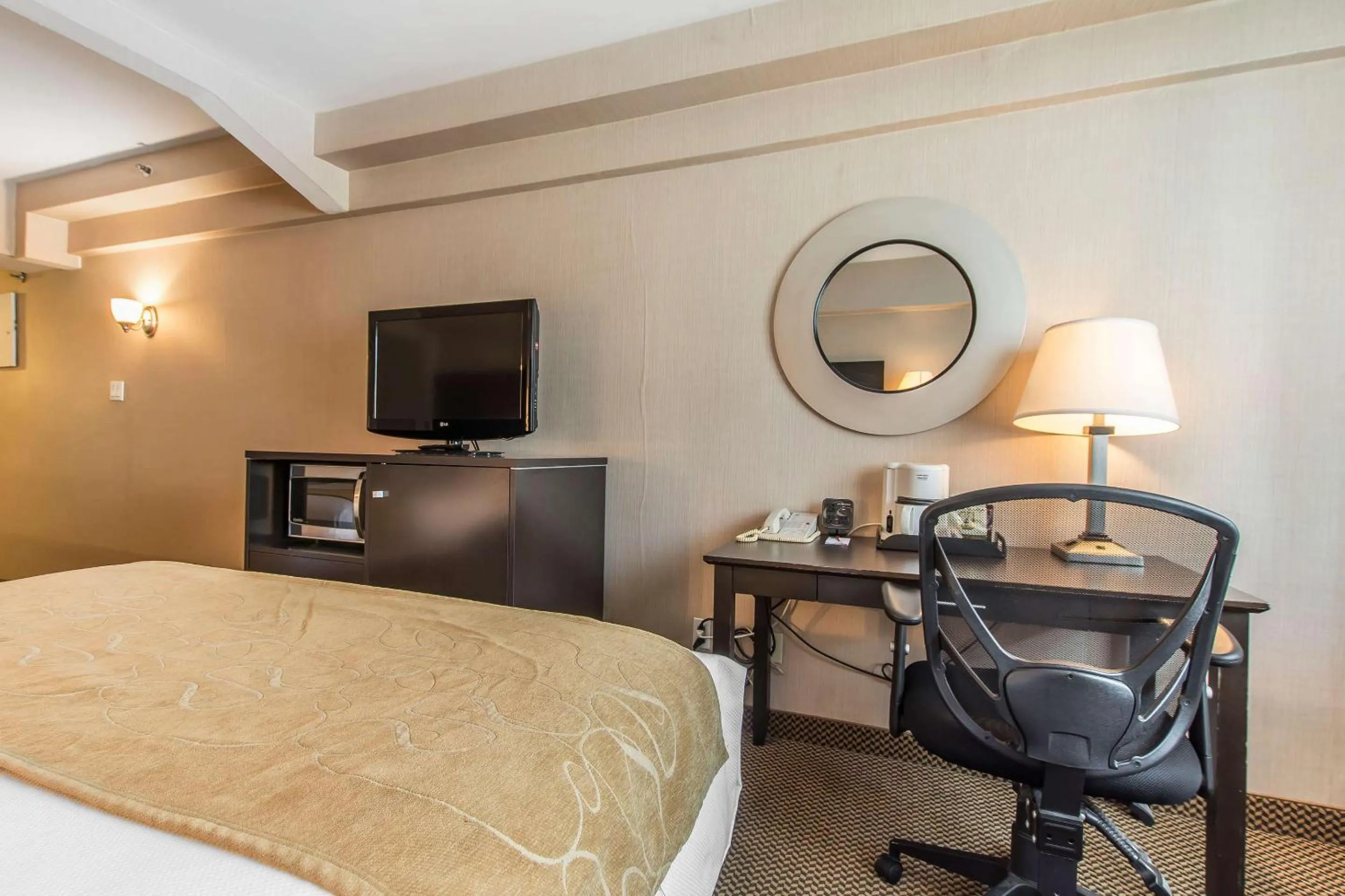 Bedroom, Bed in Comfort Suites Downtown