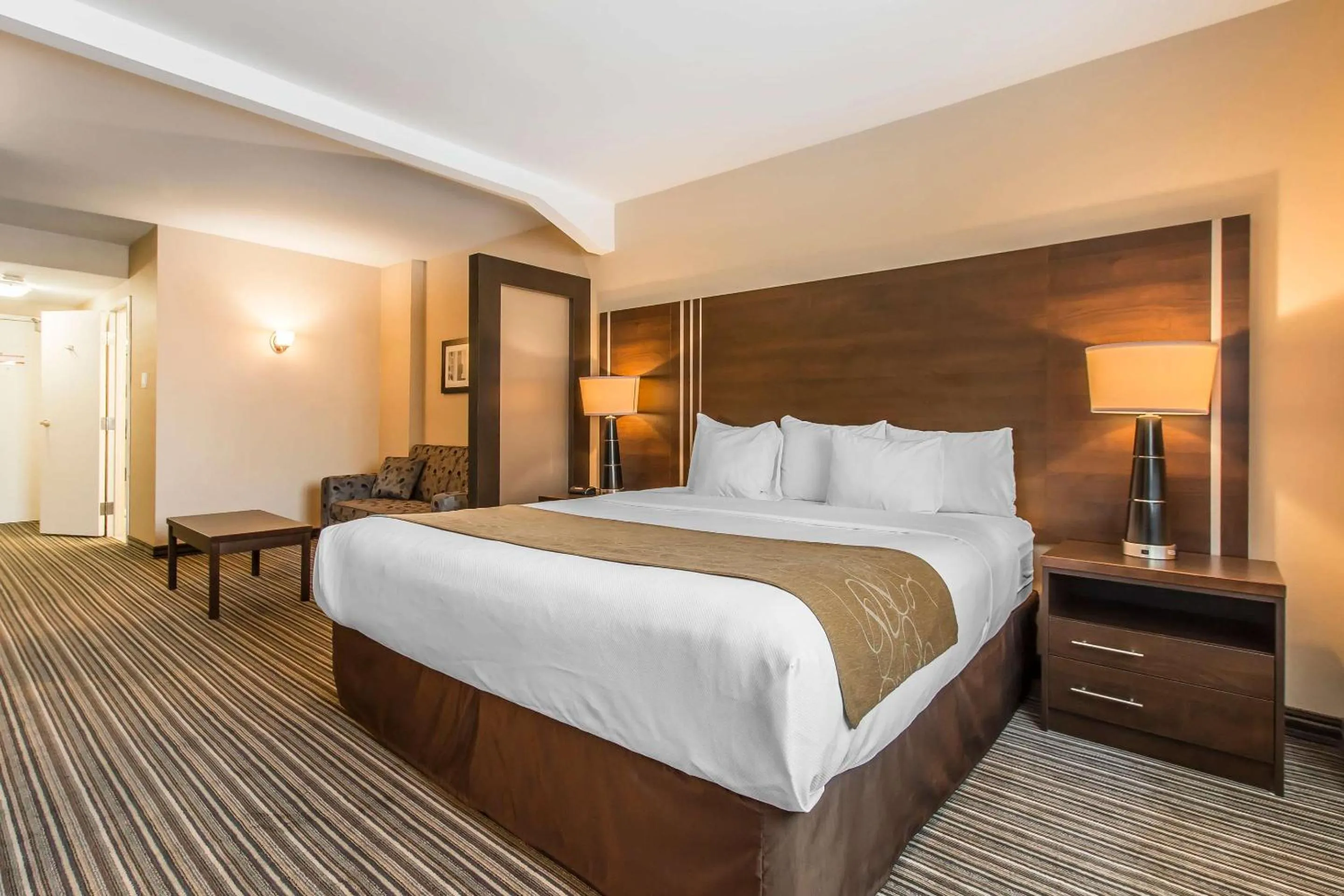 Bedroom, Bed in Comfort Suites Downtown