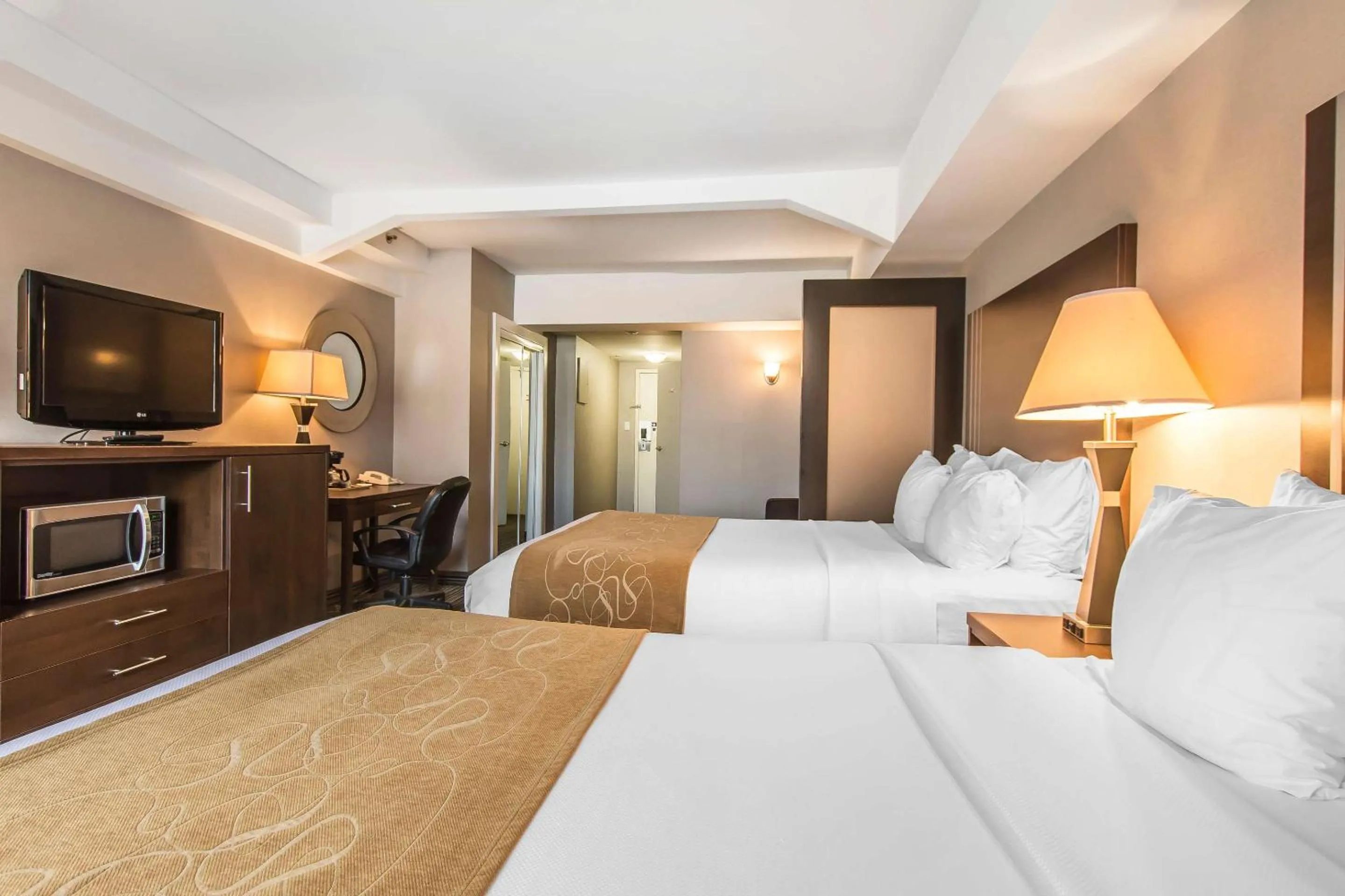 Bedroom, Bed in Comfort Suites Downtown