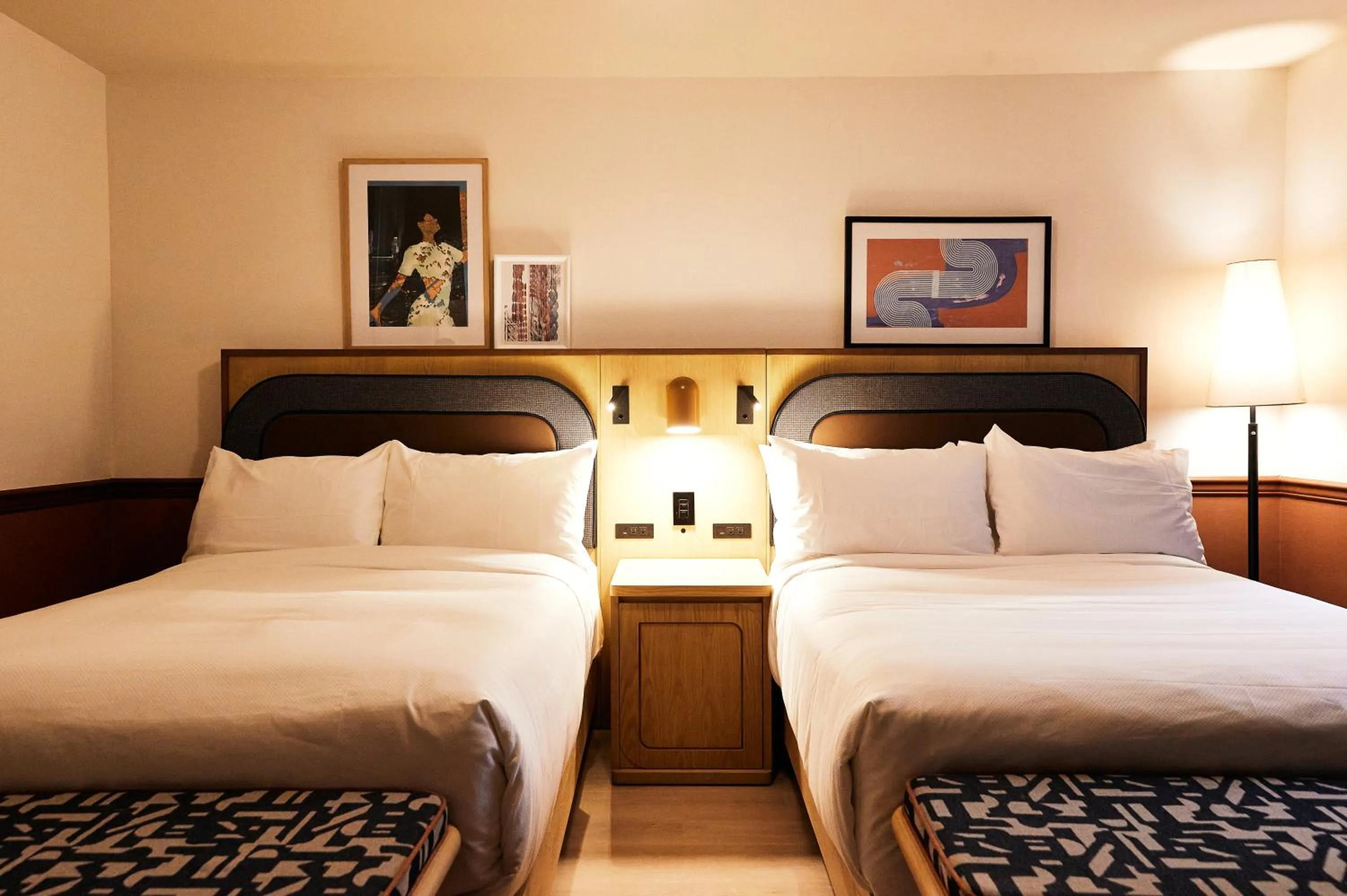 Bedroom, Bed in Strathcona Hotel