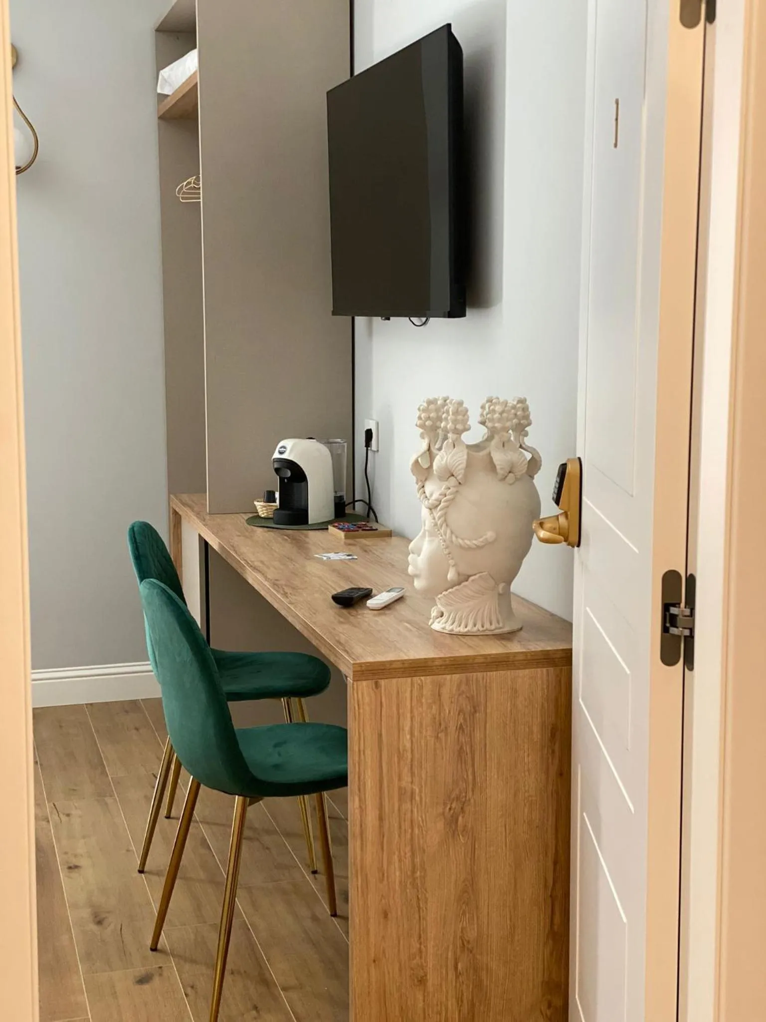 TV and multimedia in Krysos Luxury Rooms