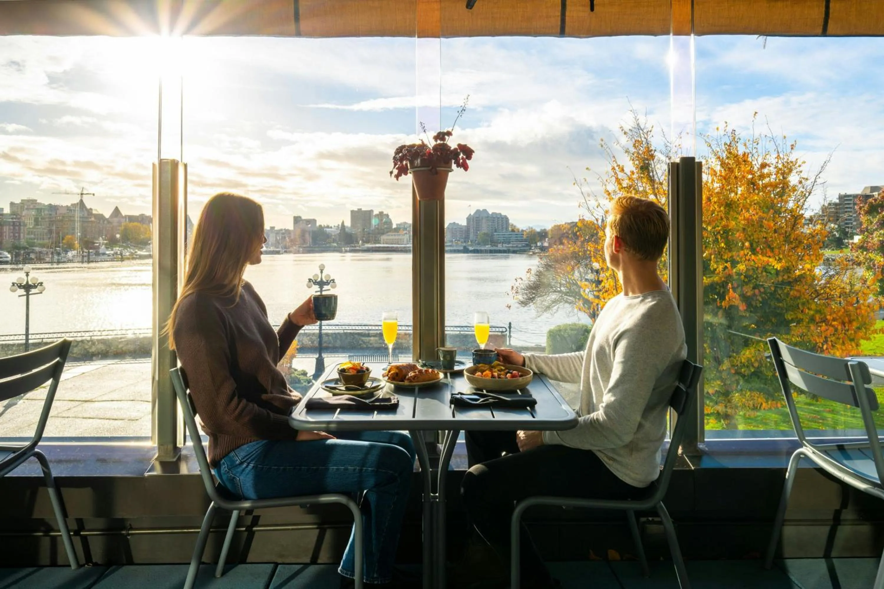 Lounge or bar in Delta Hotels by Marriott Victoria Ocean Pointe Resort