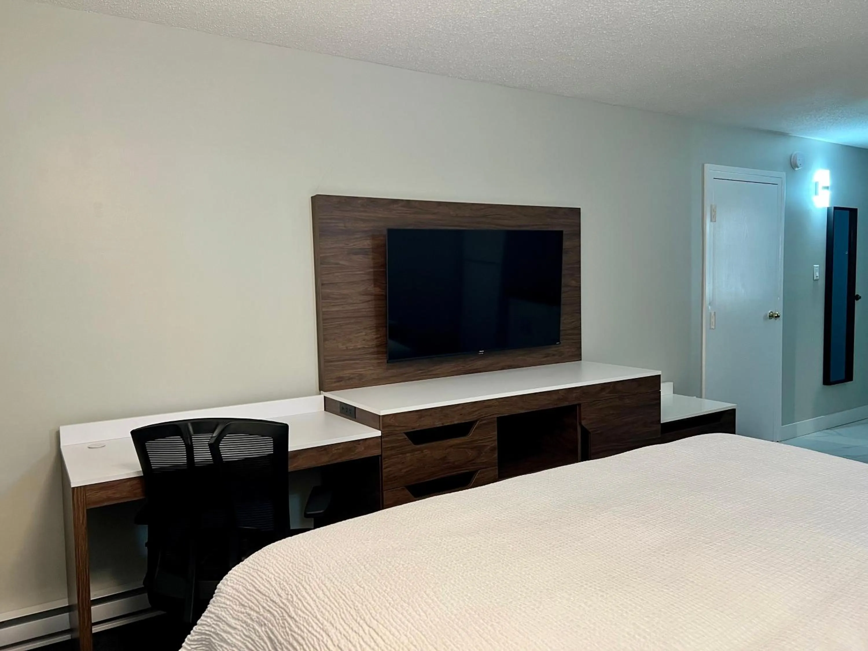 TV and multimedia, Bed in The Vic, an Ascend Collection Hotel