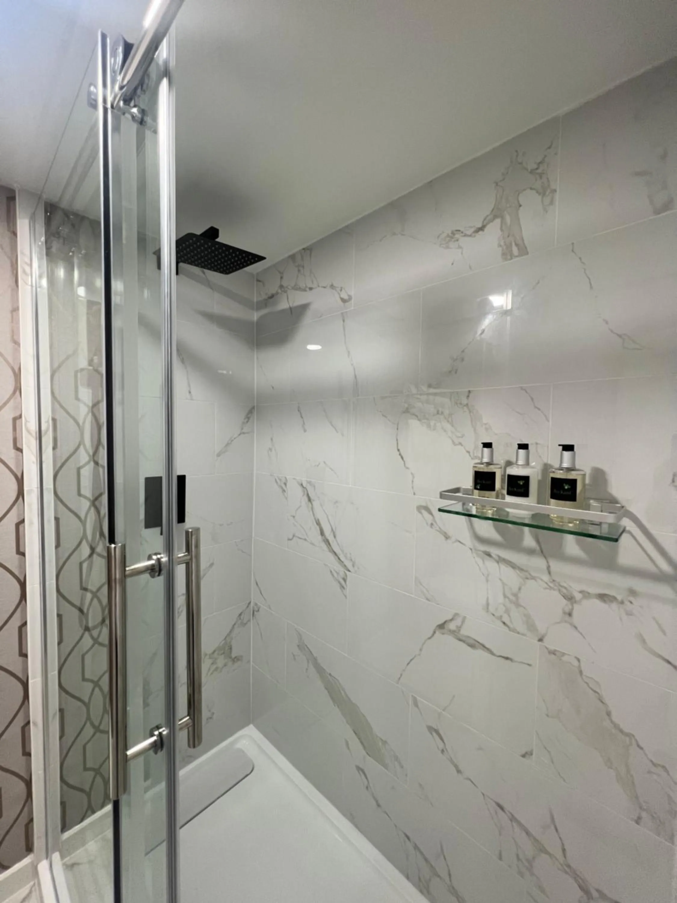 Shower in The Vic, an Ascend Collection Hotel