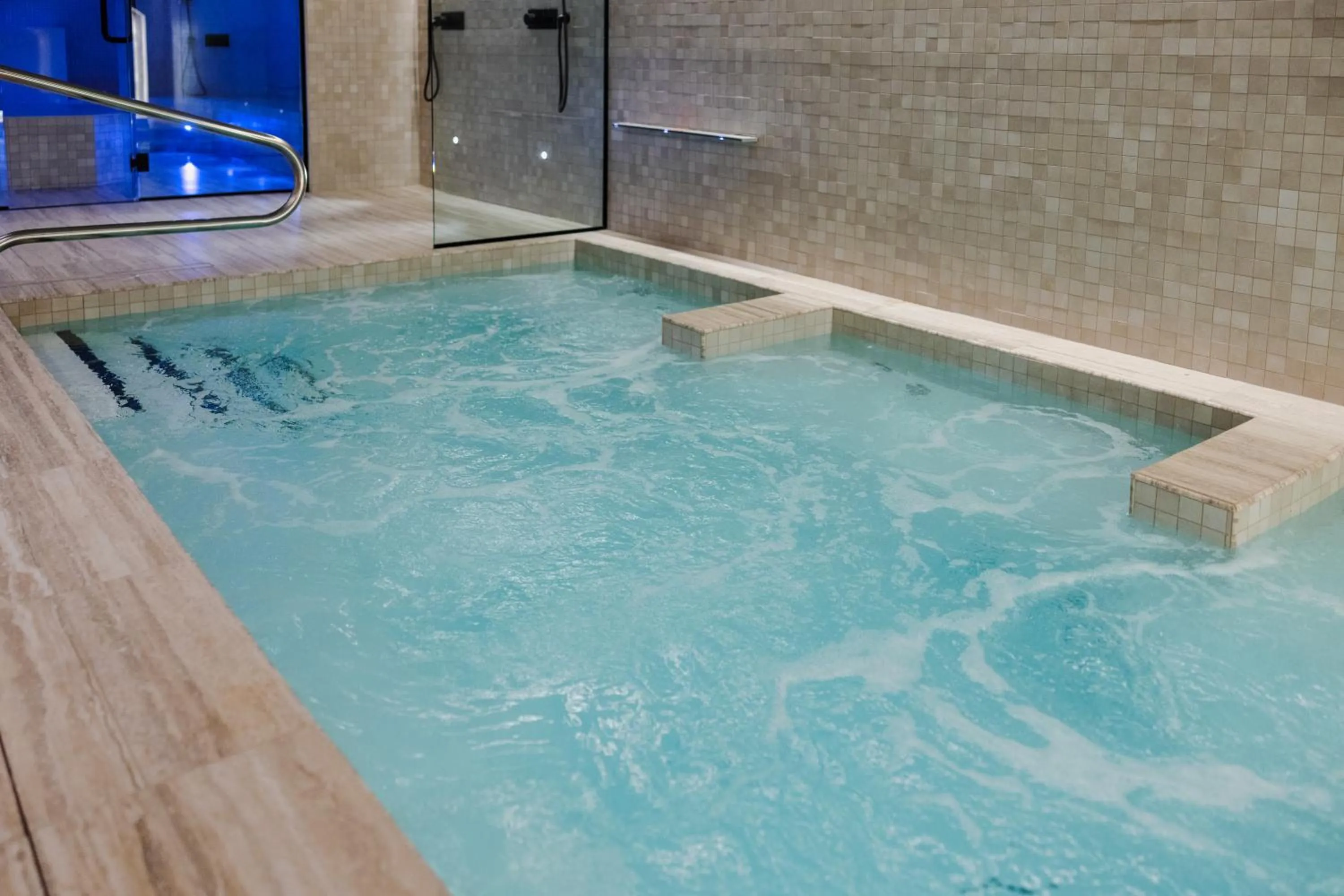 Hot Tub in hotel & spa Carré Saint-Louis