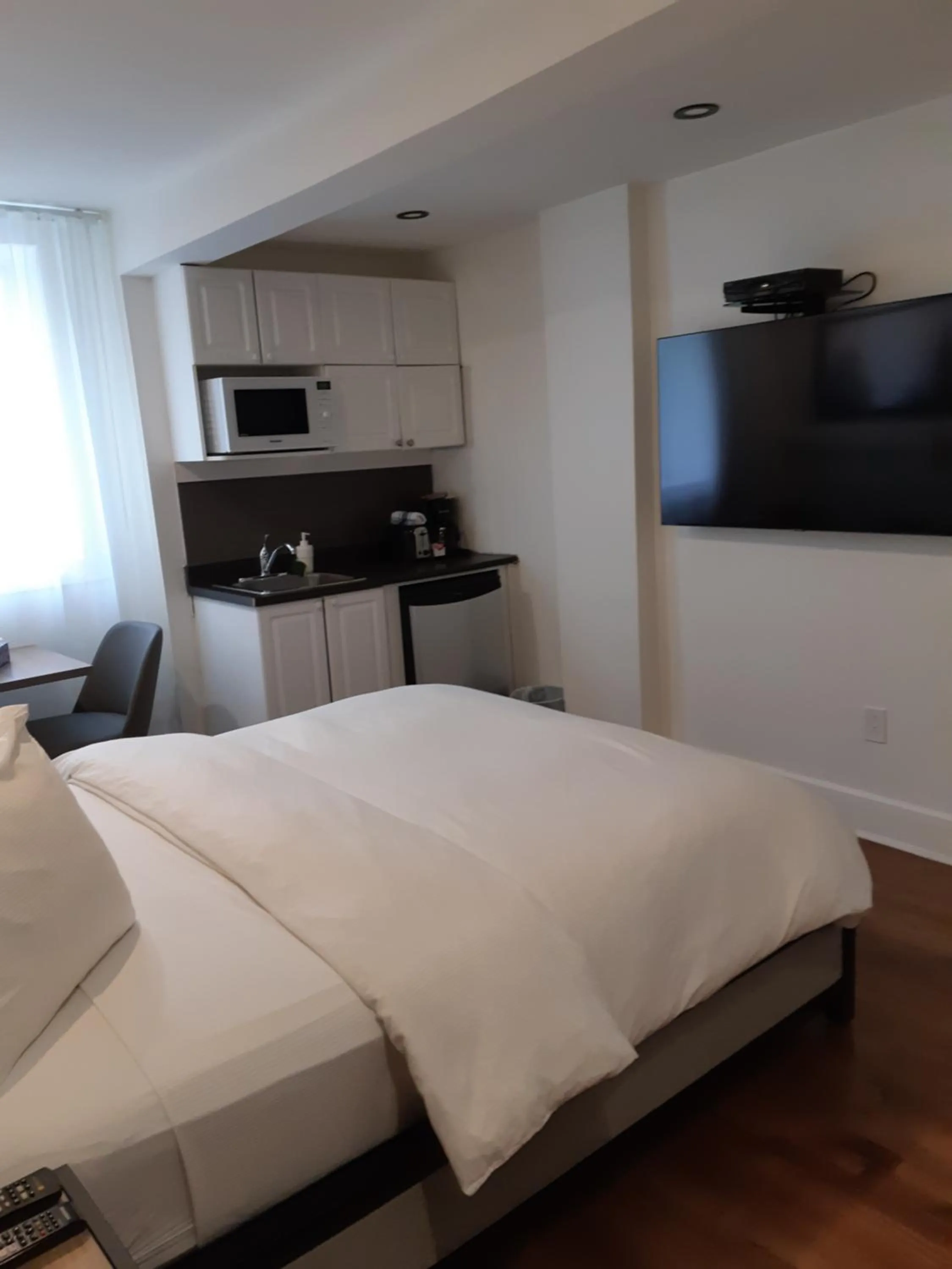 Photo of the whole room, Bed in hotel & spa Carré Saint-Louis