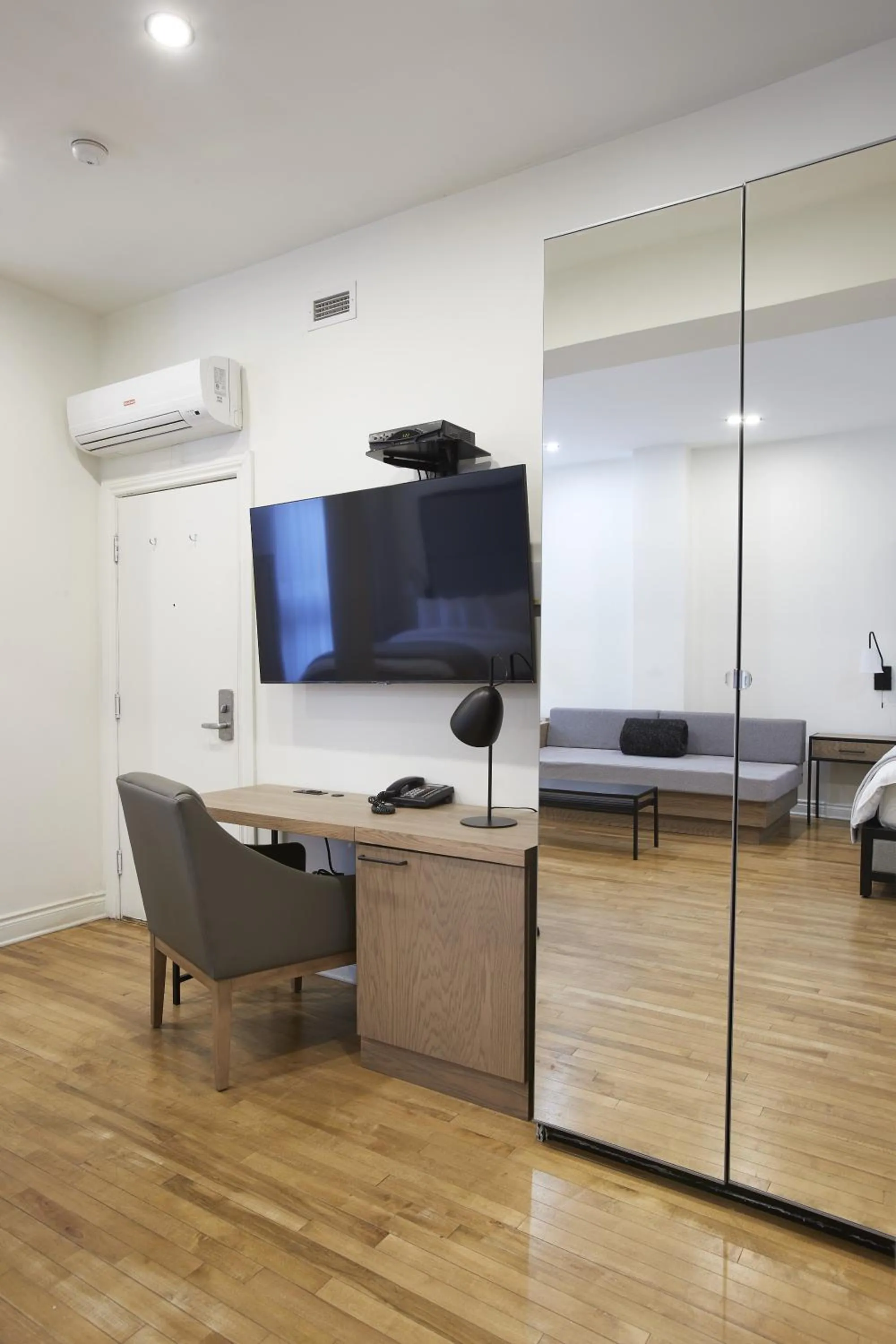 TV and multimedia in hotel & spa Carré Saint-Louis