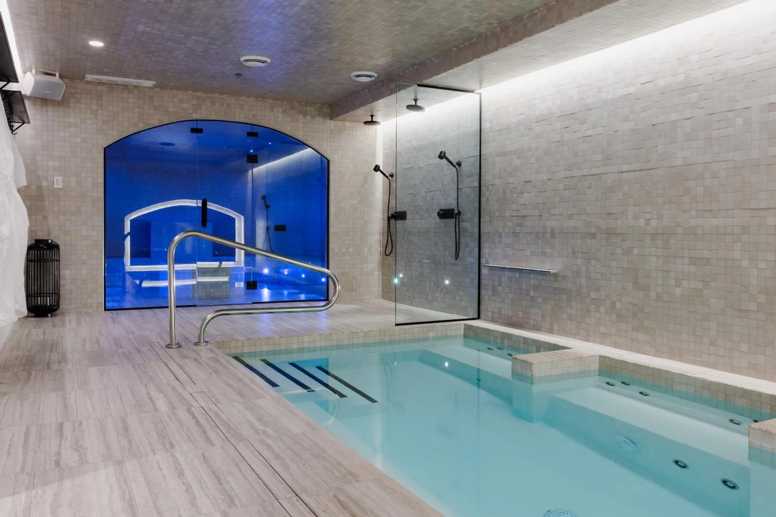 Hot Tub in hotel & spa Carré Saint-Louis