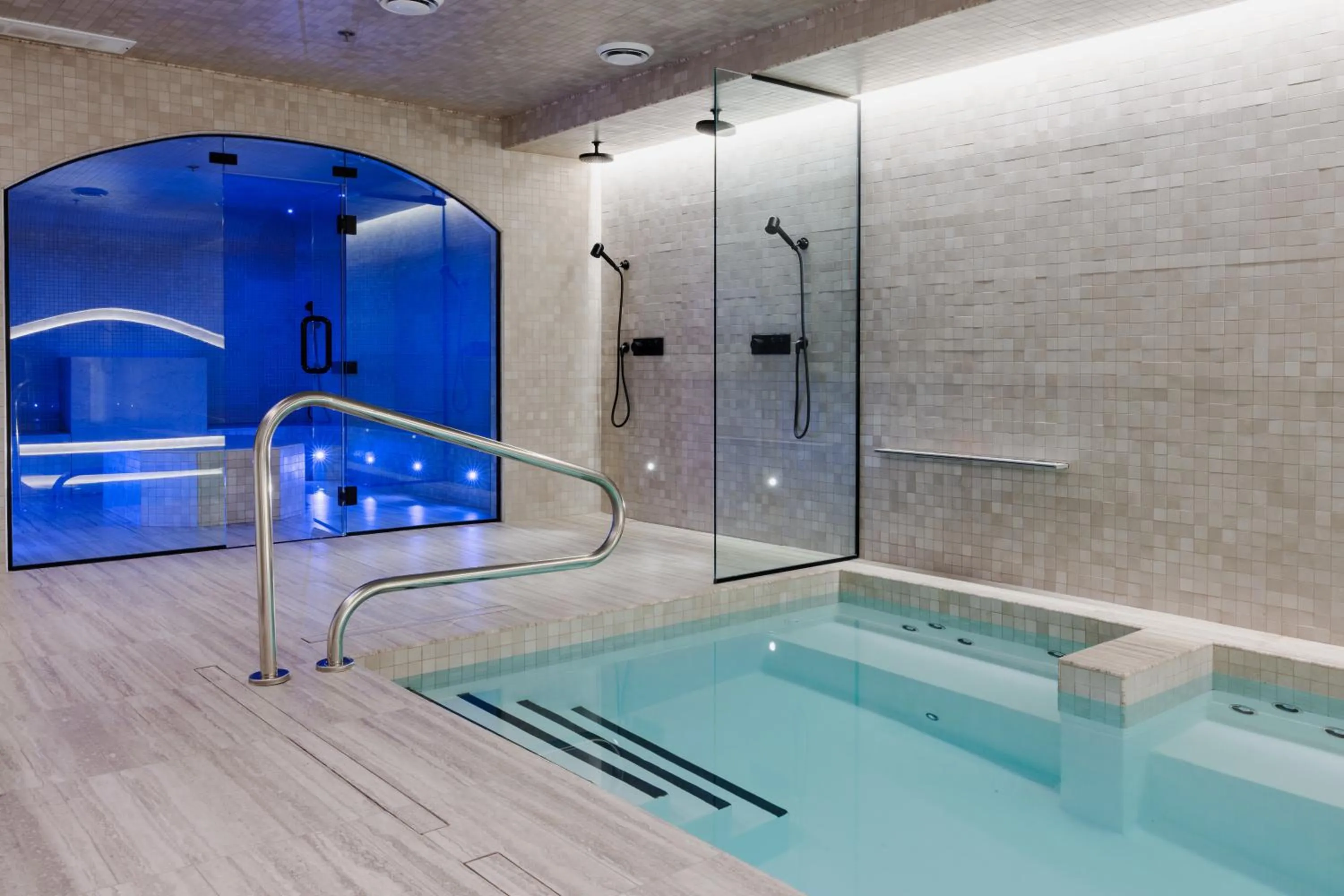 Hot Tub in hotel & spa Carré Saint-Louis