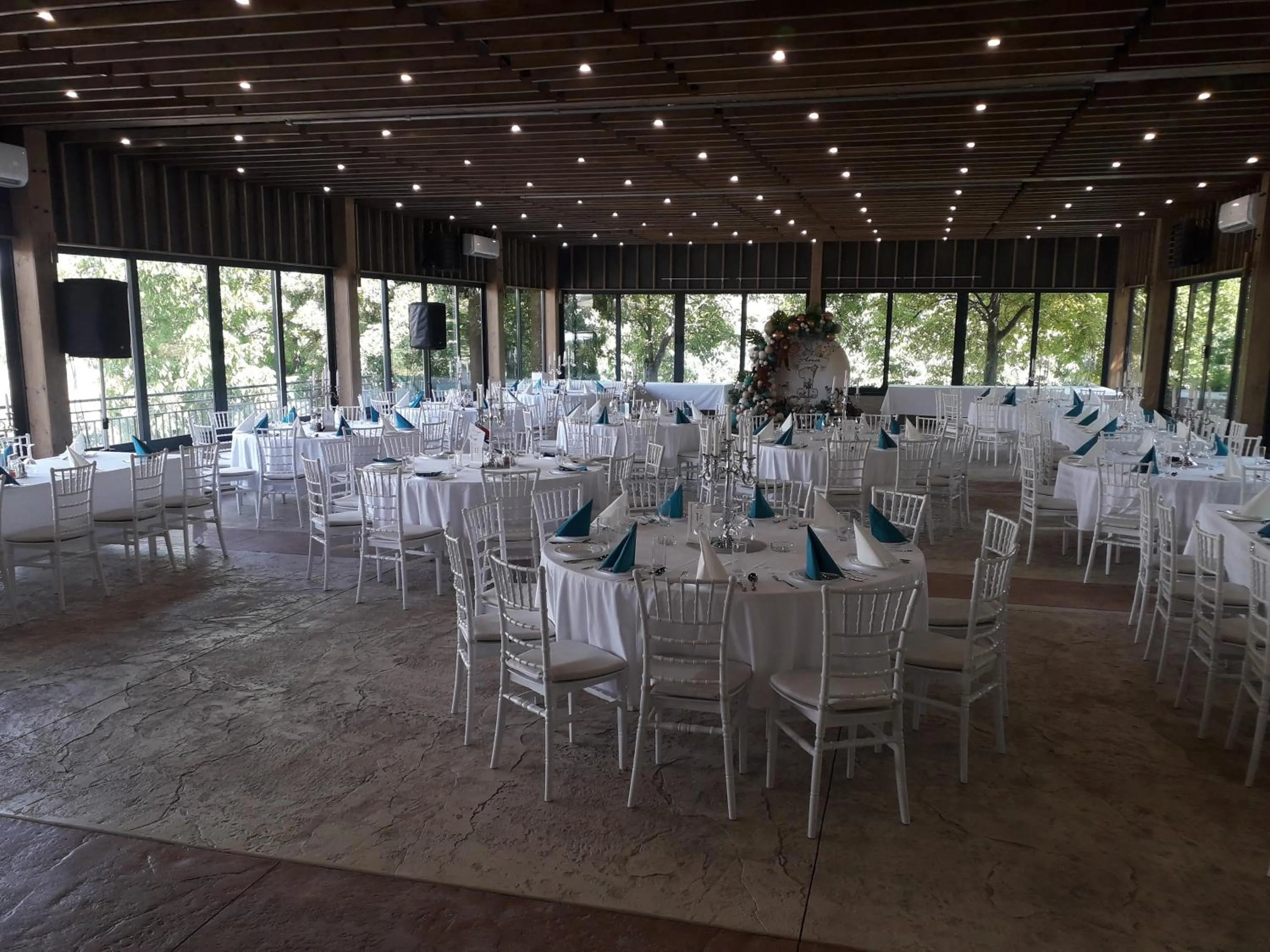 Restaurant/places to eat in Hotel Marina Agreena