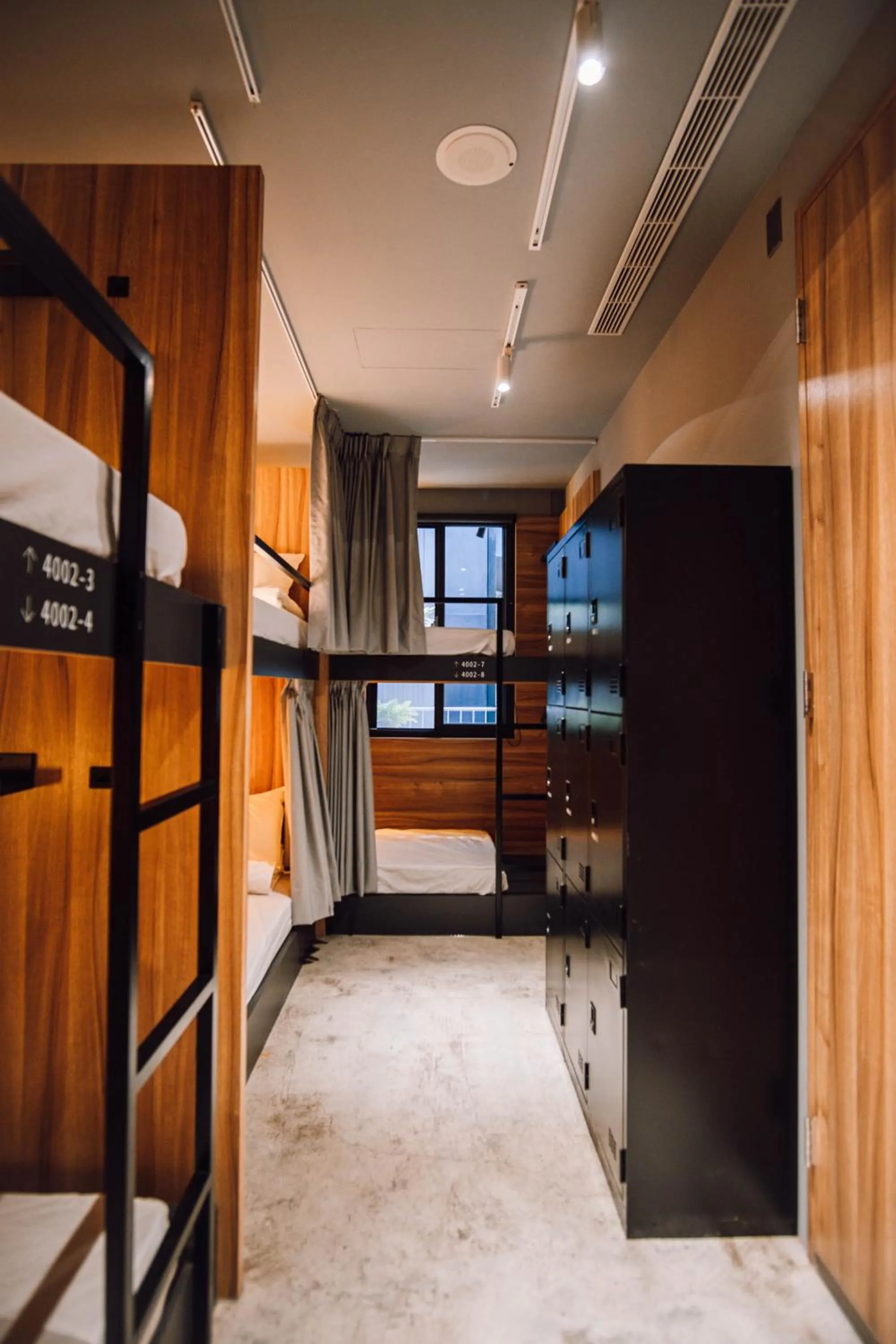 bunk bed, Bed in Drizzle Inn