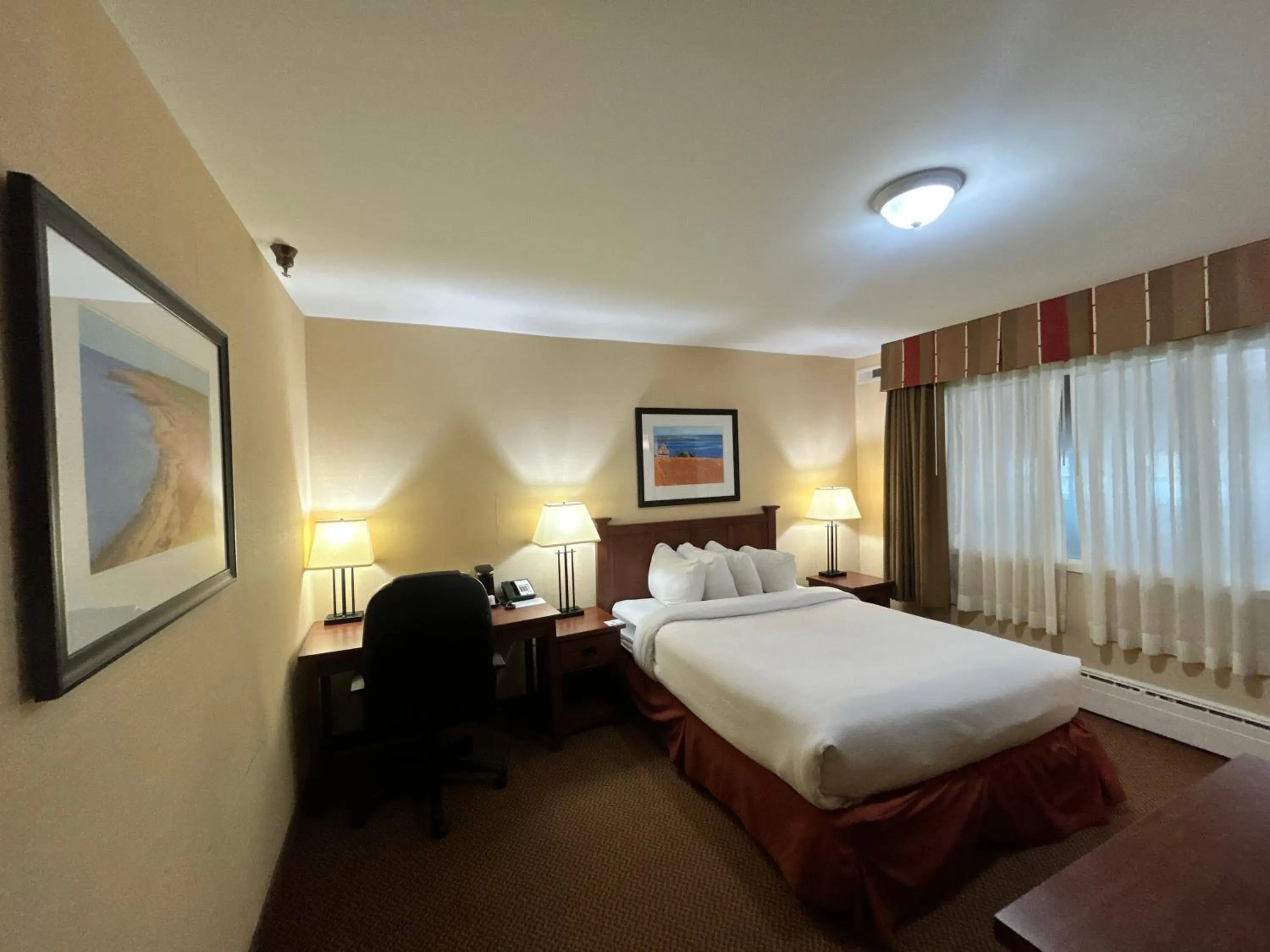 Bed in Charlottetown Inn & Conference Centre