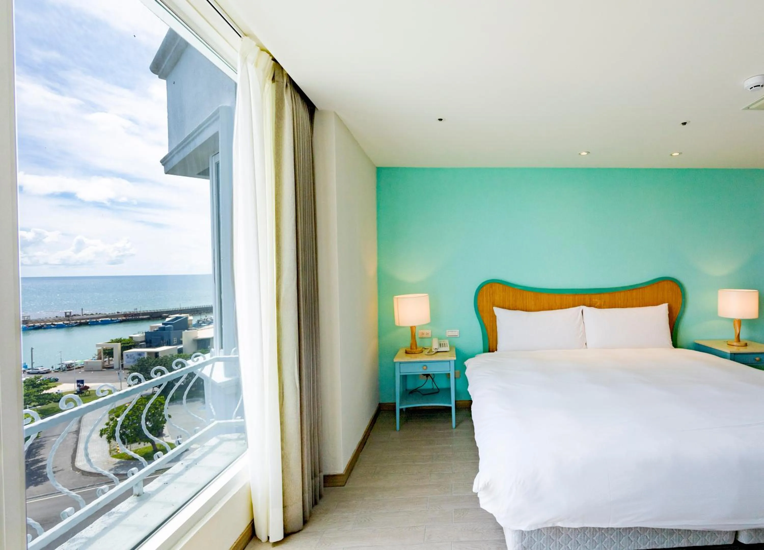 Bed in Kenting Long Beach Hotel