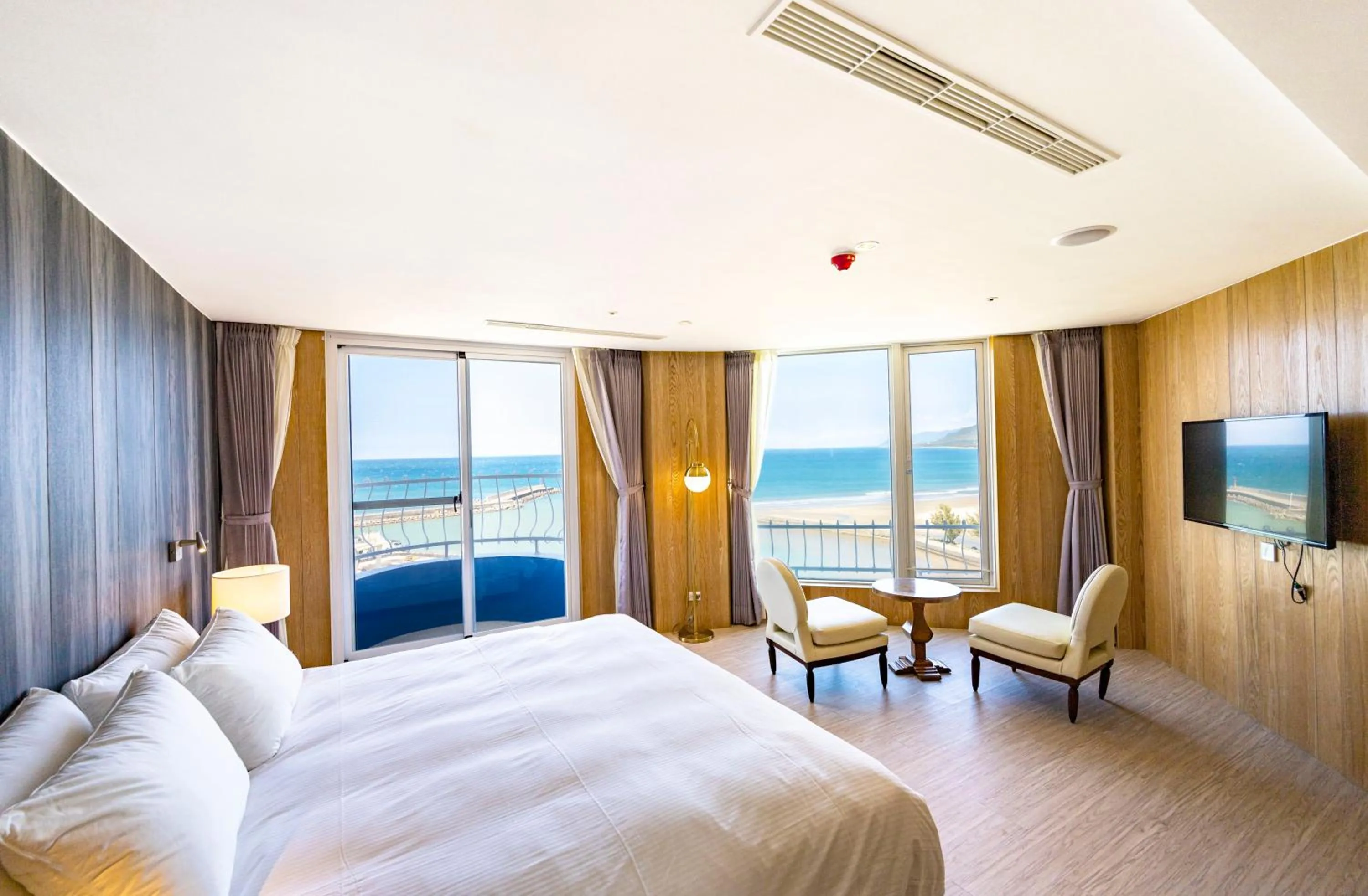 Photo of the whole room, Bed in Kenting Long Beach Hotel