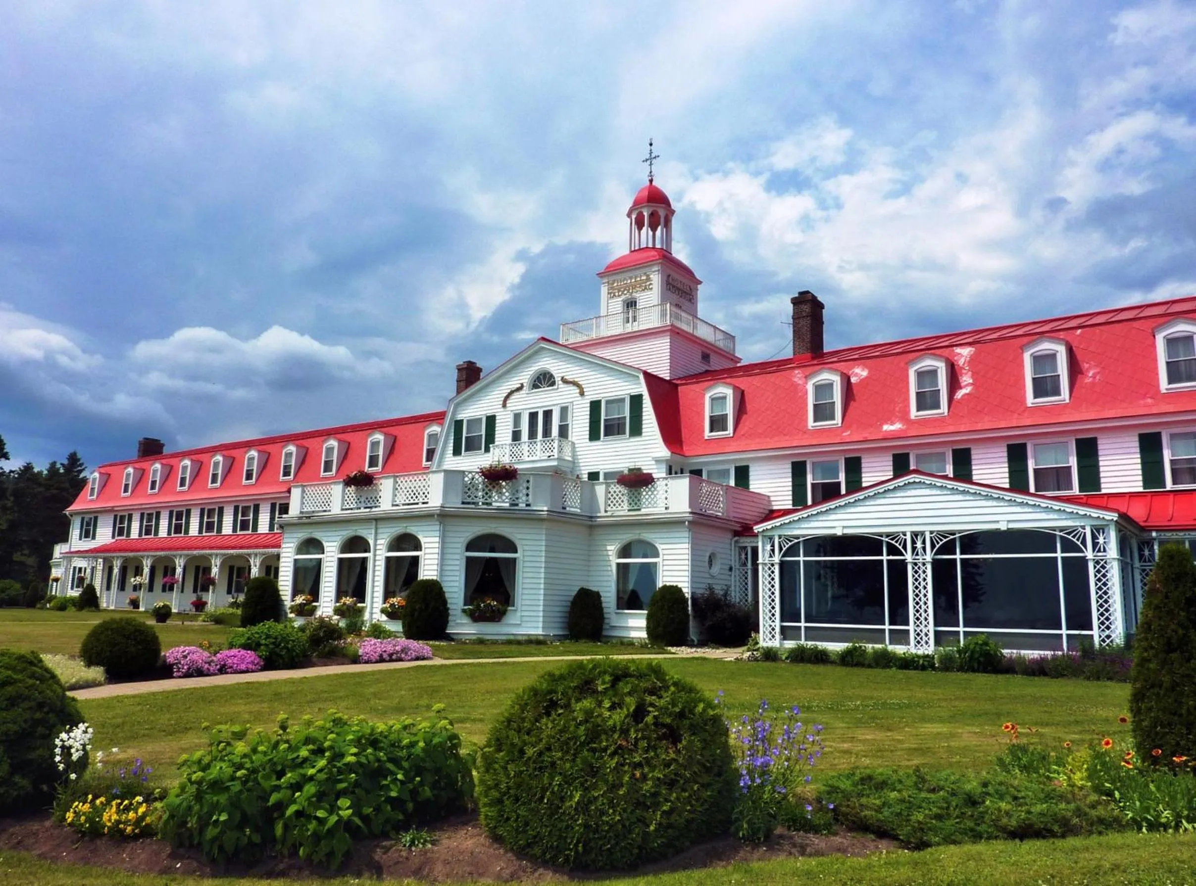 Facade/entrance in Hotel Tadoussac