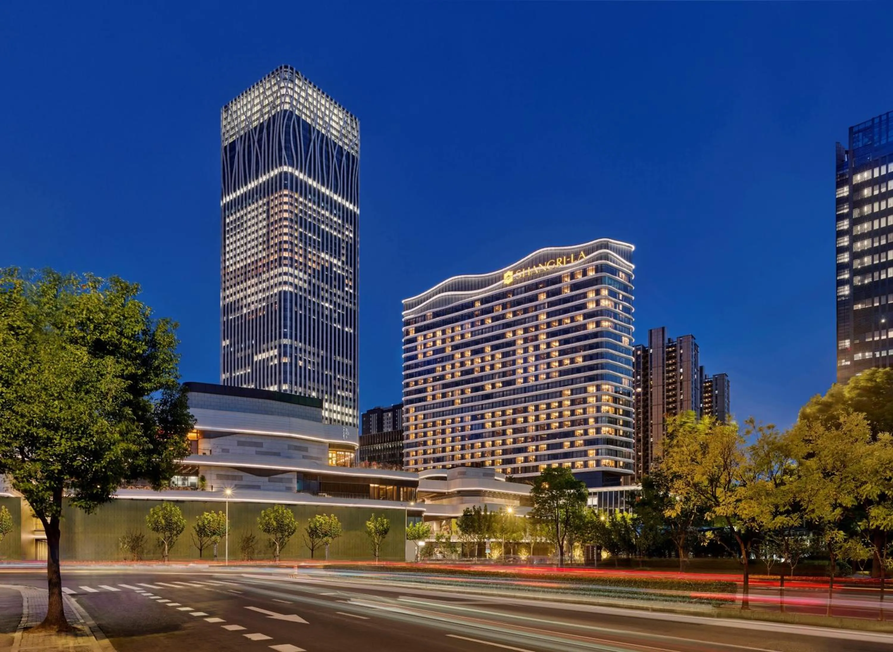 Property building in Shangri-La Qiantan, Shanghai - Steps away from the Oriental Sports Center, and easy reach the vibrant art scene of West Bund
