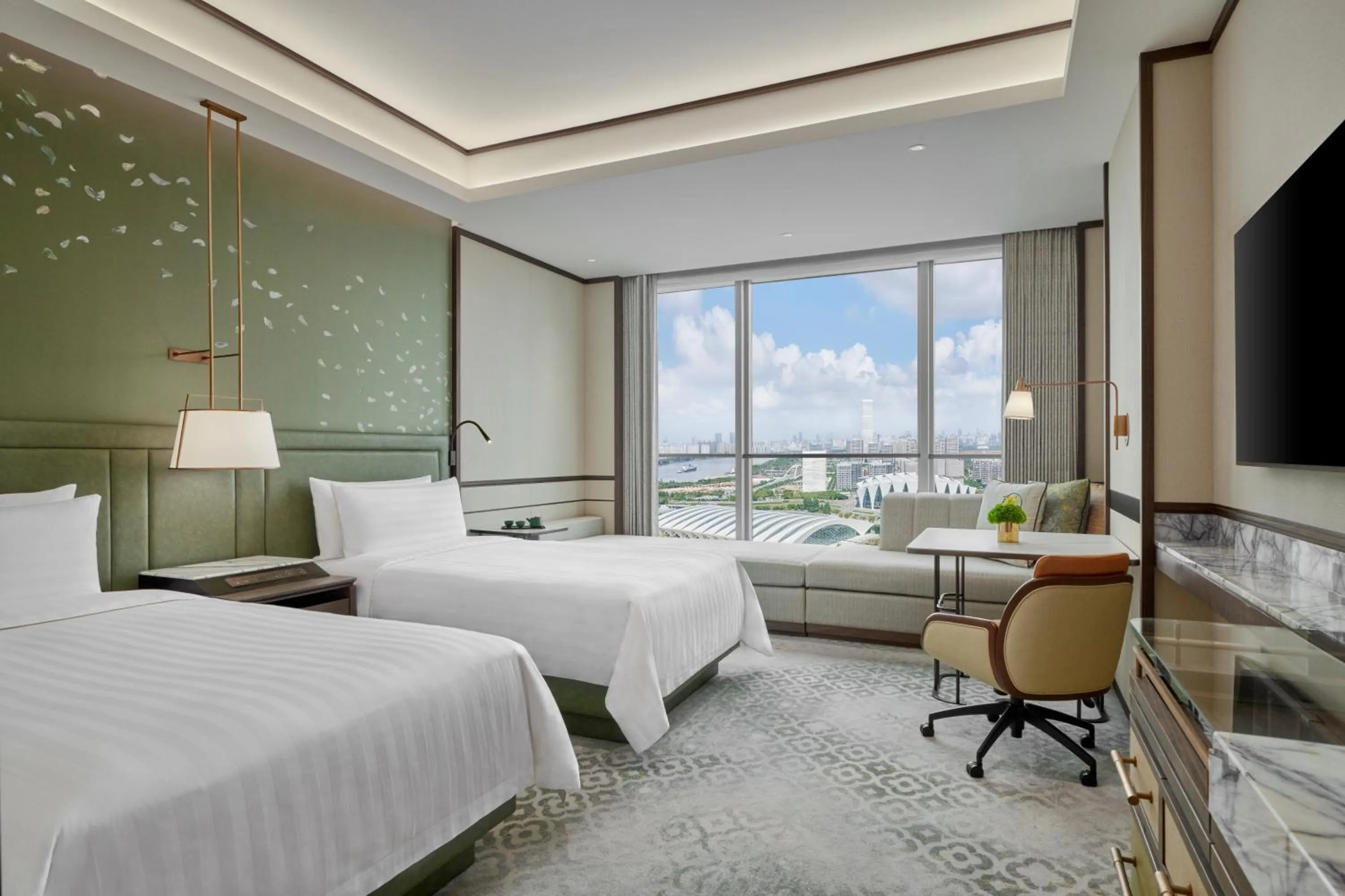 Photo of the whole room, Bed in Shangri-La Qiantan, Shanghai - Steps away from the Oriental Sports Center, and easy reach the vibrant art scene of West Bund