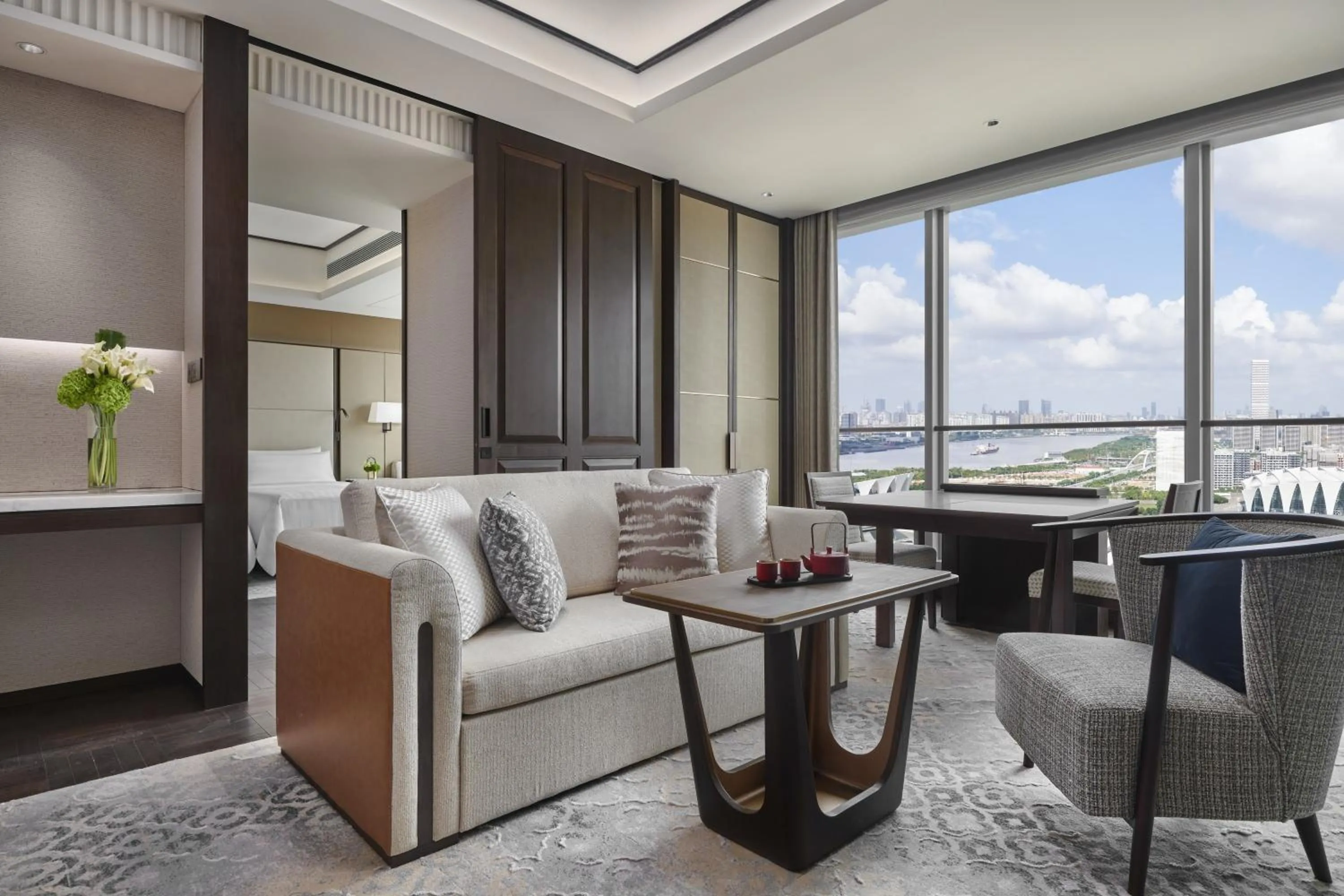 Living room in Shangri-La Qiantan, Shanghai - Steps away from the Oriental Sports Center, and easy reach the vibrant art scene of West Bund