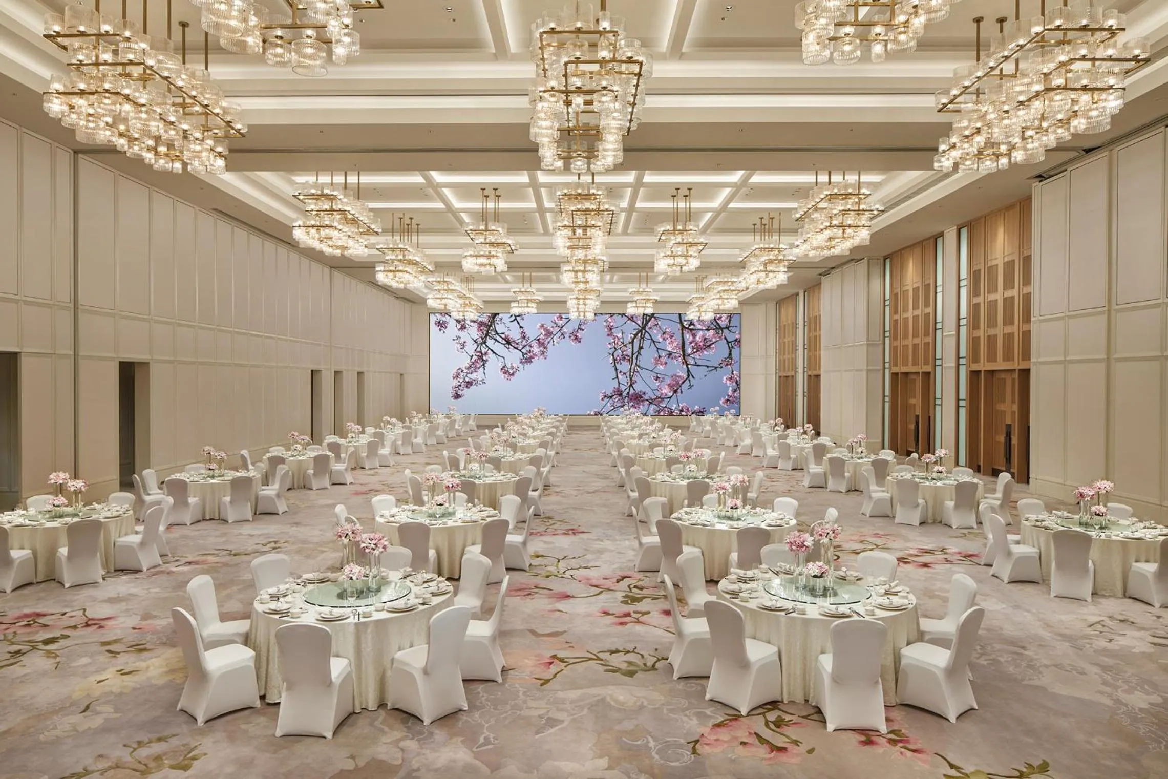 Banquet/Function facilities in Shangri-La Qiantan, Shanghai - Steps away from the Oriental Sports Center, and easy reach the vibrant art scene of West Bund
